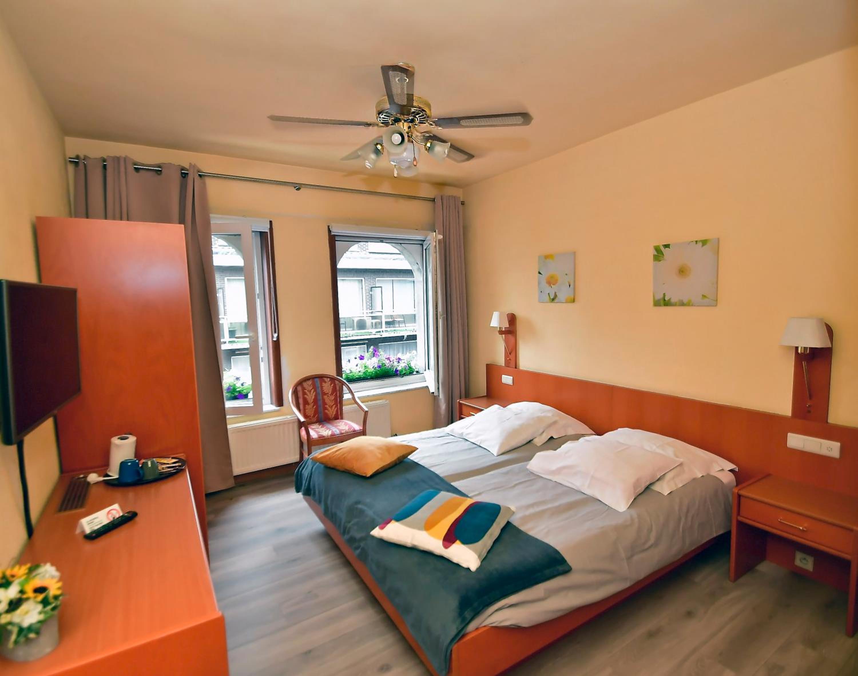 Standard Double Room - Photo 9