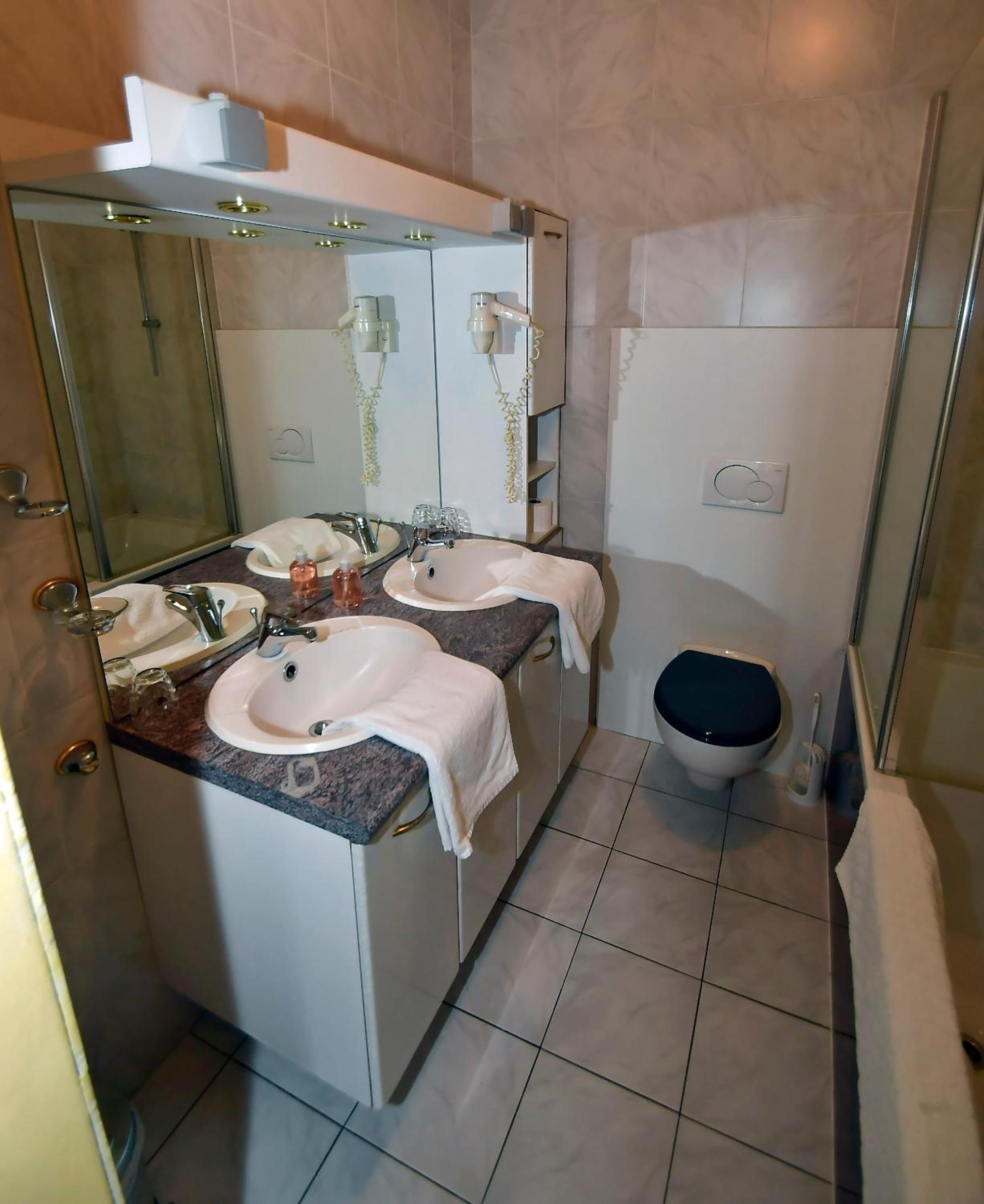 Standard Double Room - Photo 10