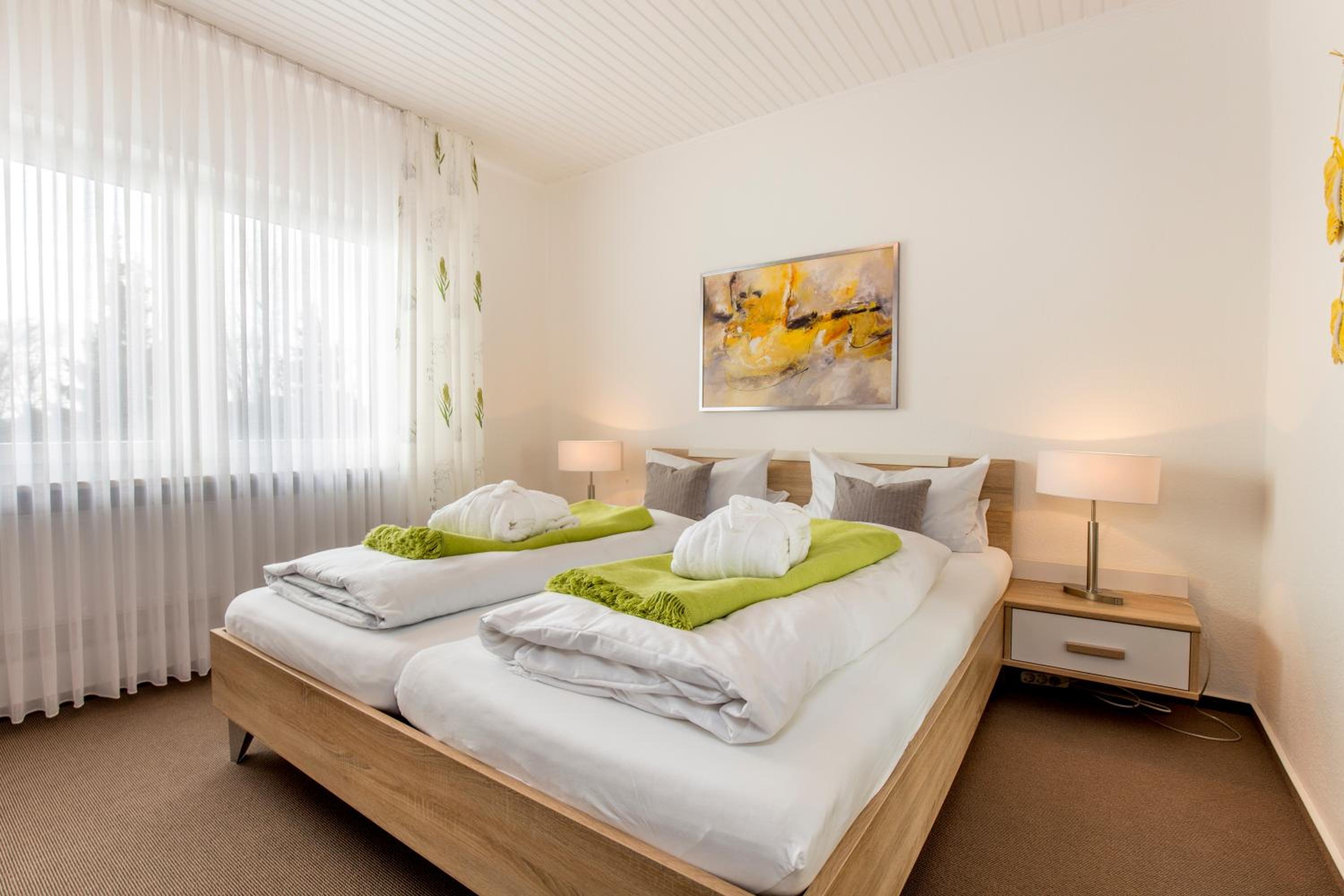 Deluxe One-Bedroom Suite thumbnail 5