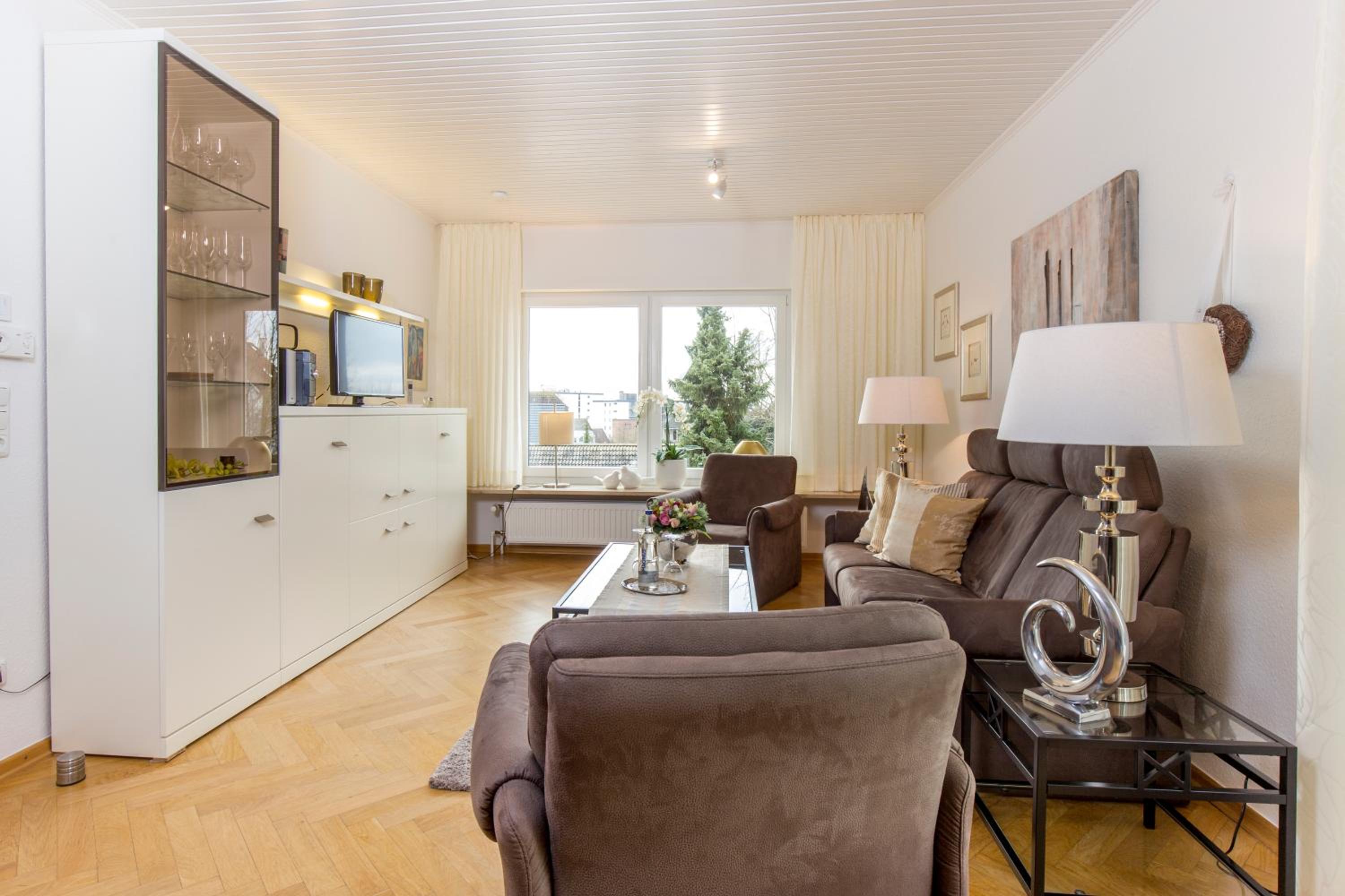 Deluxe One-Bedroom Suite thumbnail 6