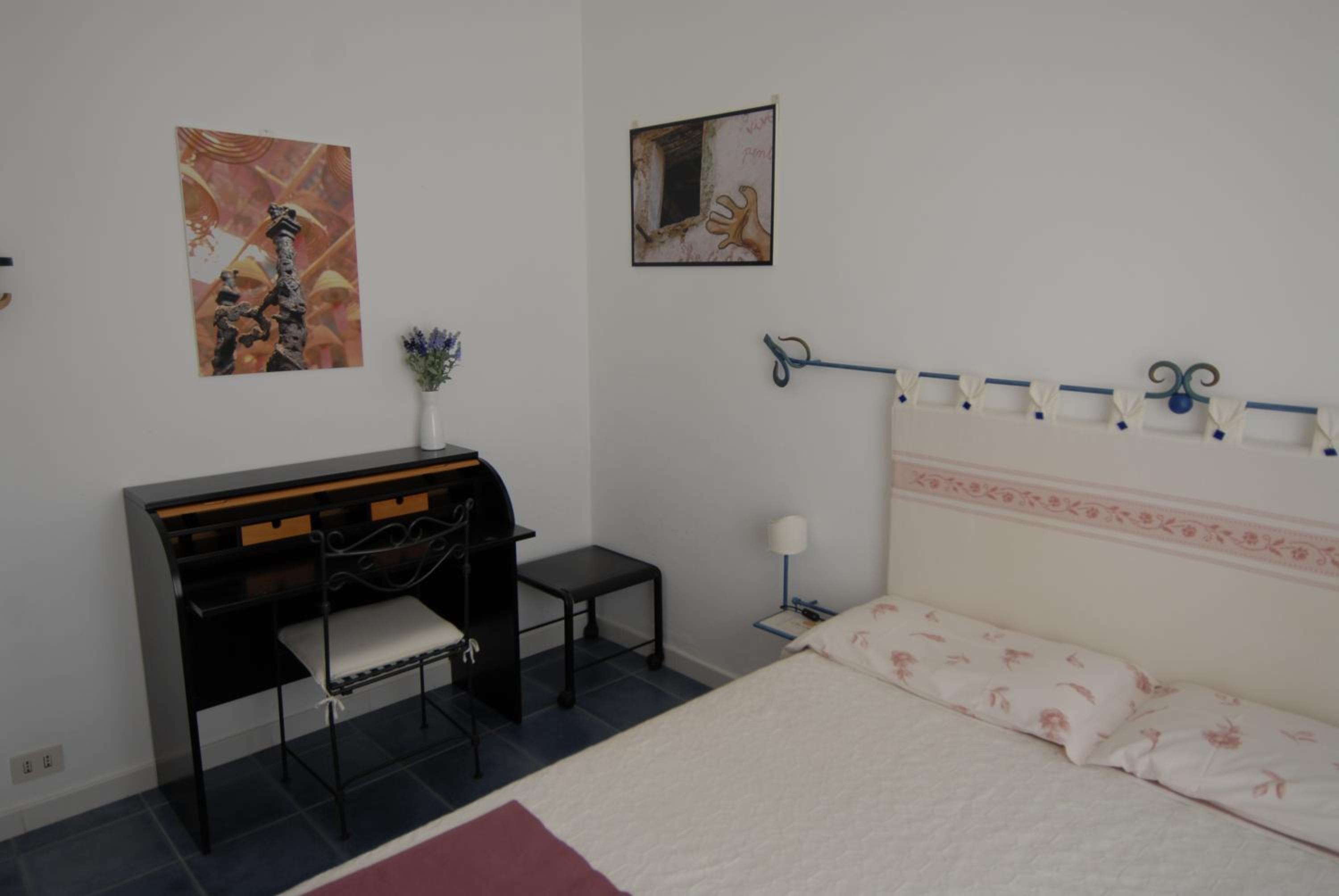 Double Room with Private Bathroom - Photo 2