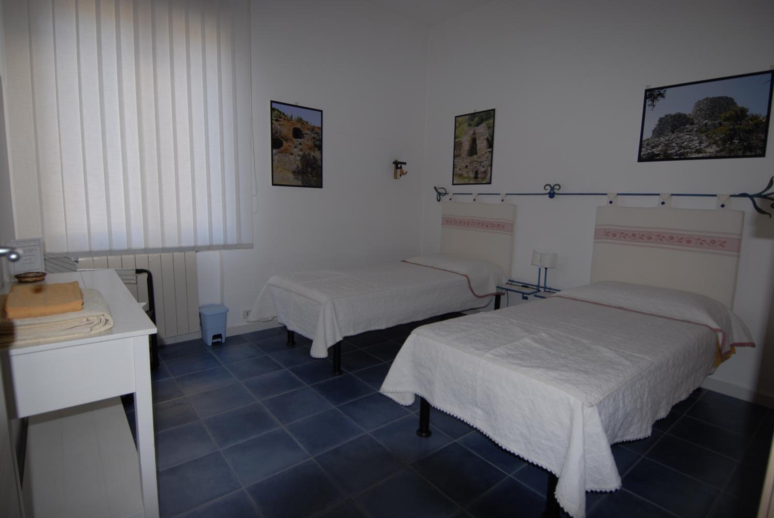 Double or Twin Room with Private External Bathroom - Photo 13