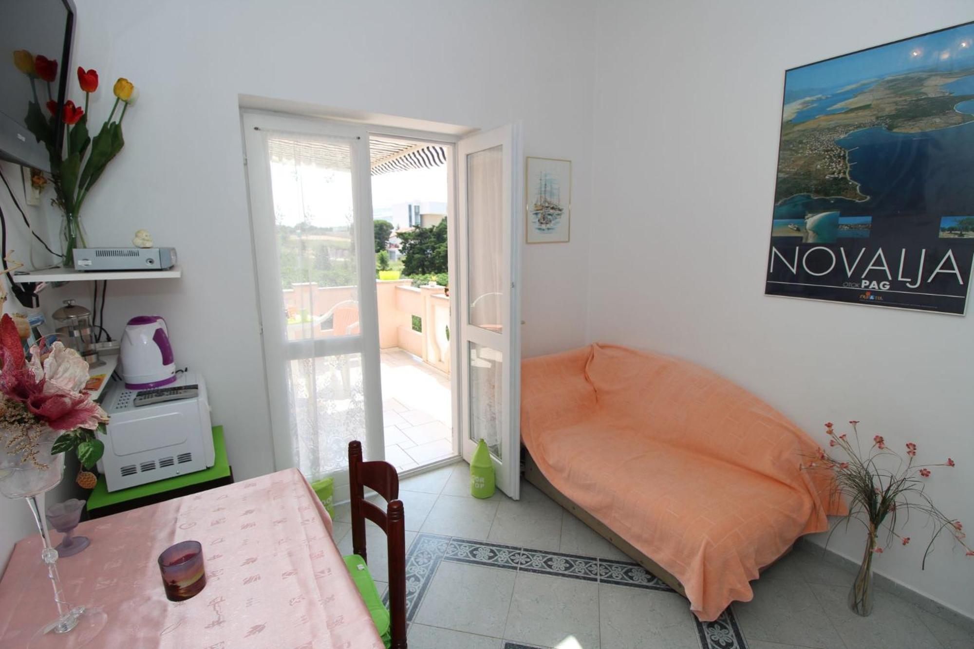 Apartment with Balcony - Photo 6