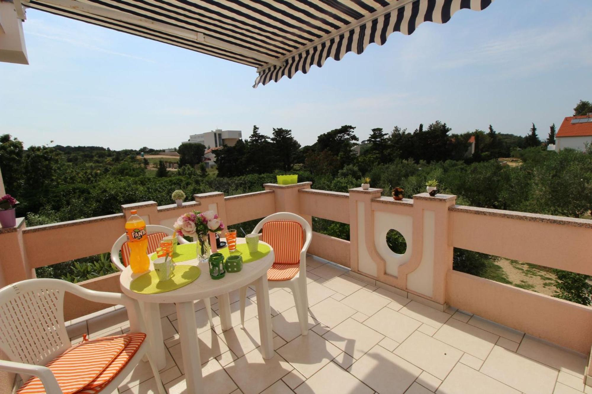 Apartment with Balcony - Photo 5