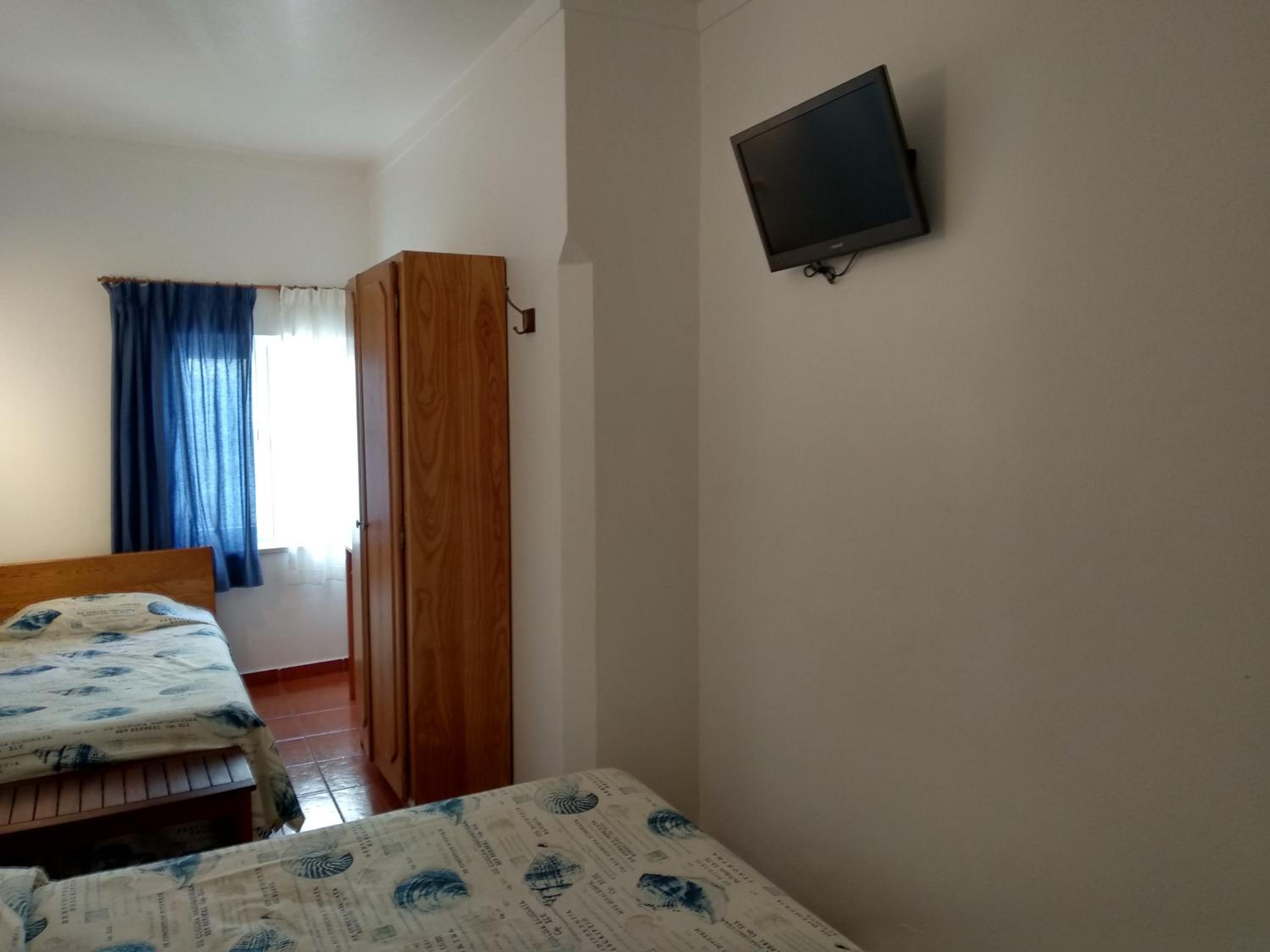 Triple Room with Private Bathroom - Photo 3
