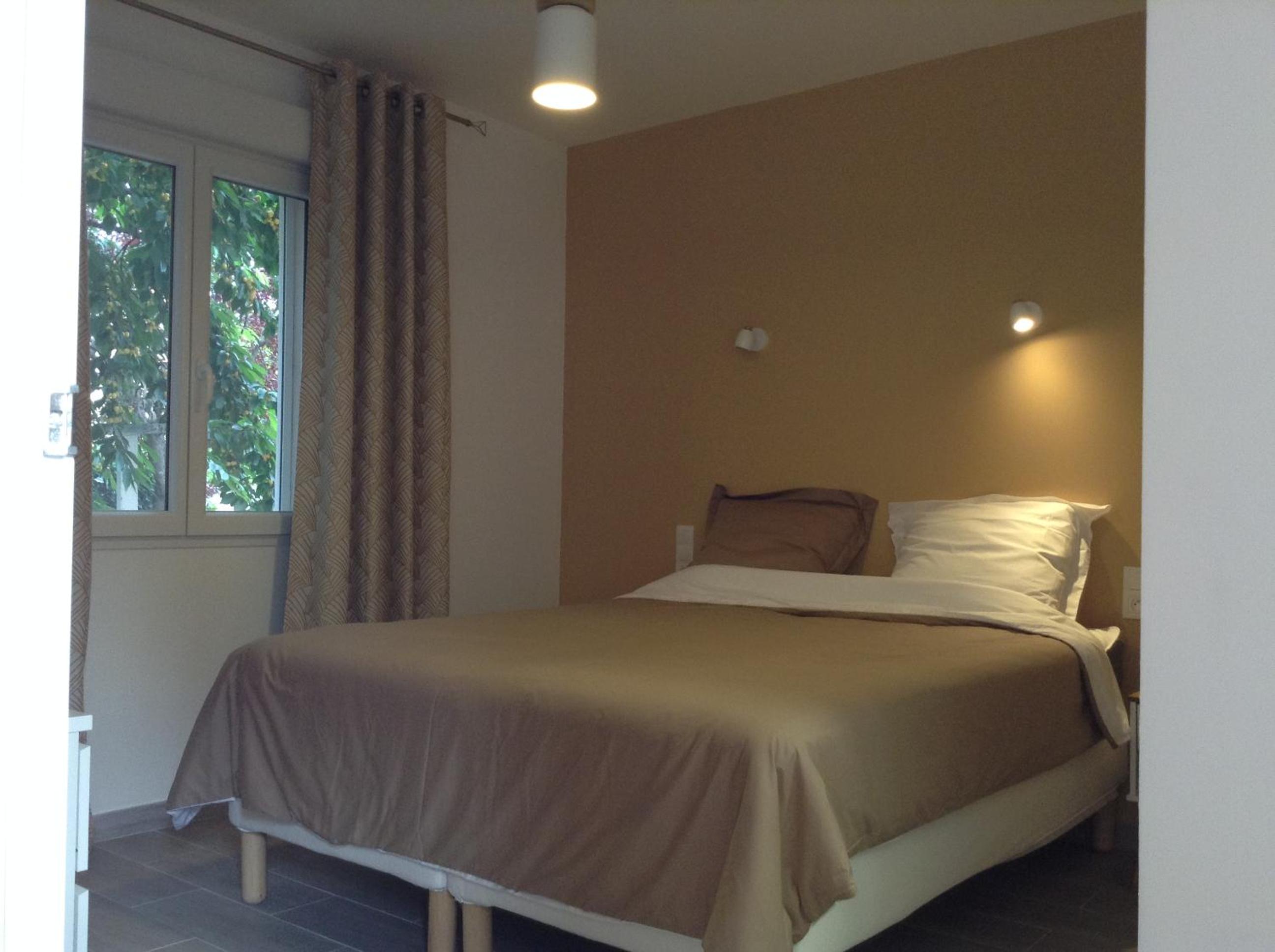 Double or Twin Room with Air Conditioning and Garden Views - Photo 7