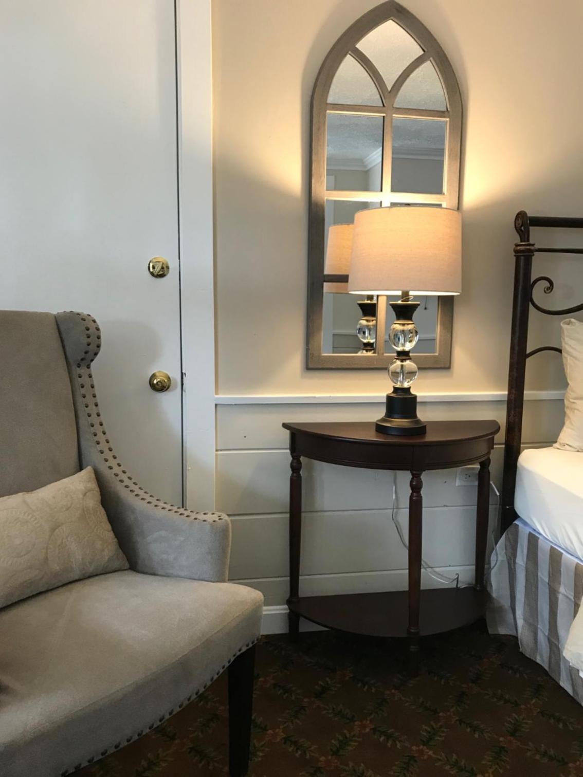 Queen Room photo 2