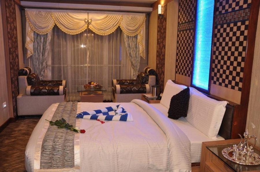Honeymoon Suite - Photo 1