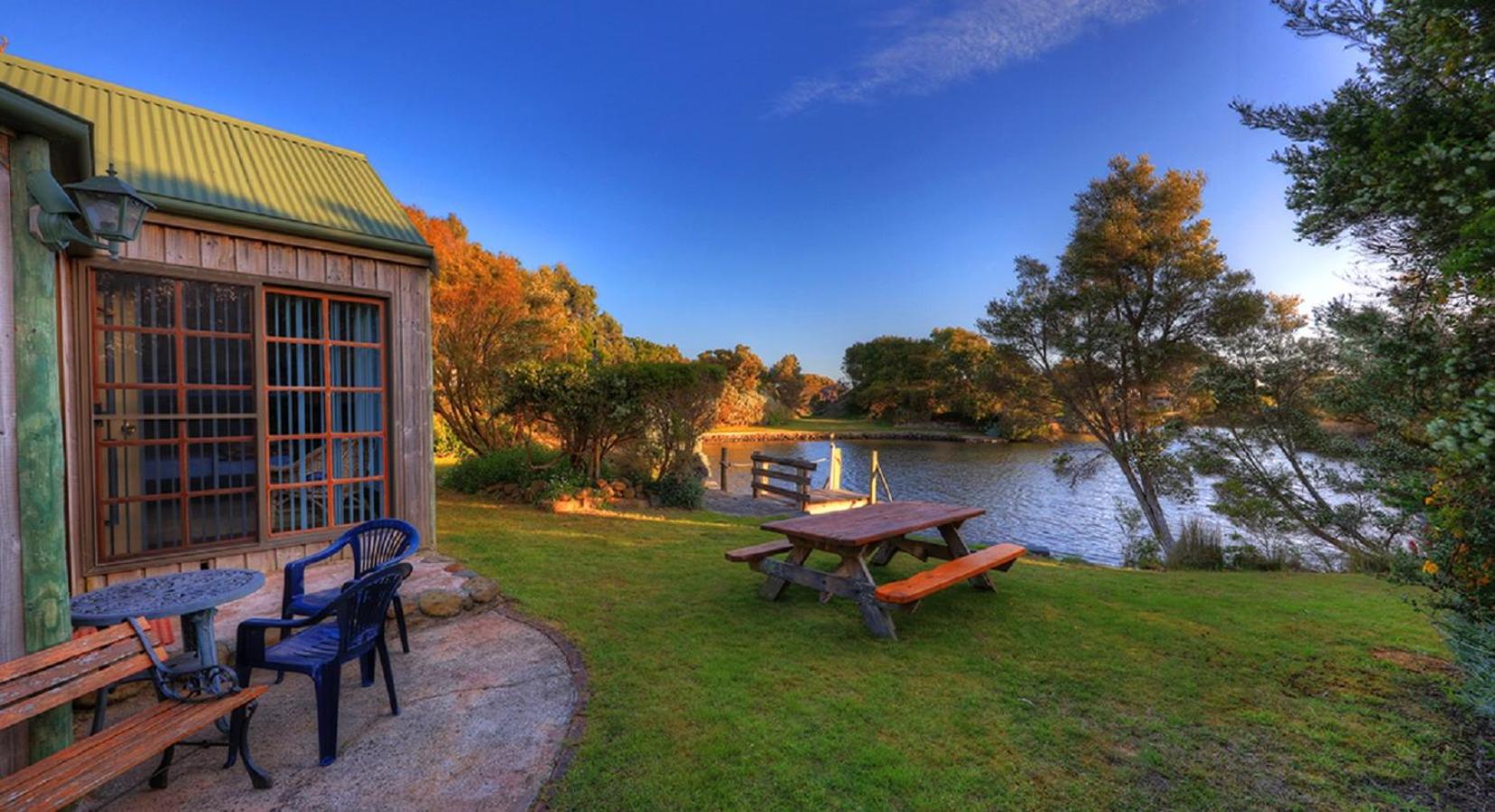 Family Room with Lake View photo 3