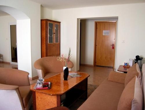 Suite - Photo 1