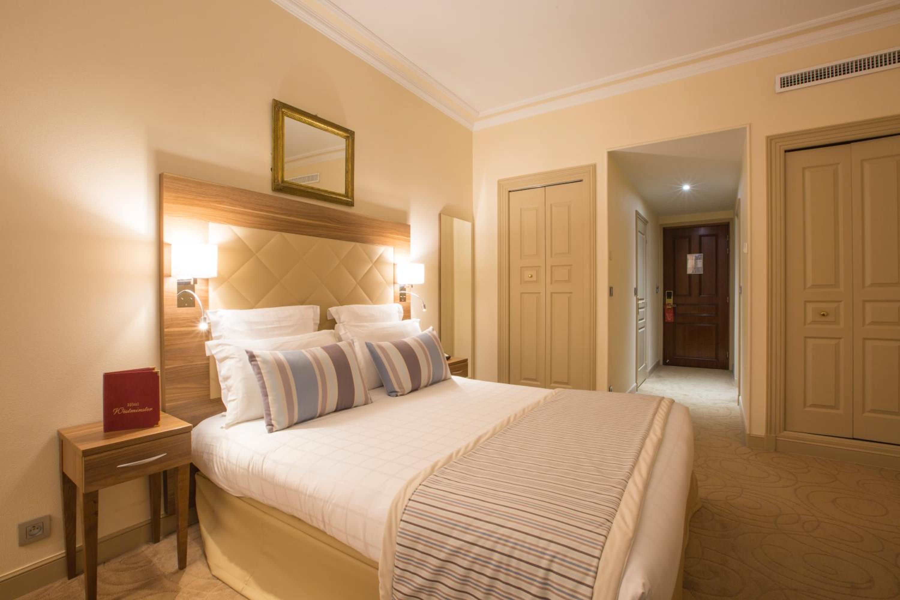 Superior Room with City View - Photo 11