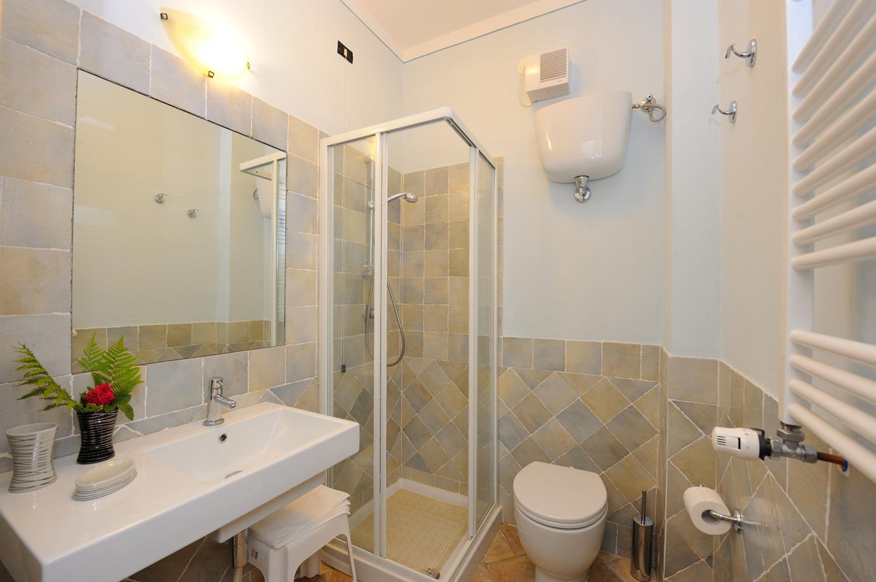 Quadruple Room with Private Bathroom photo 2