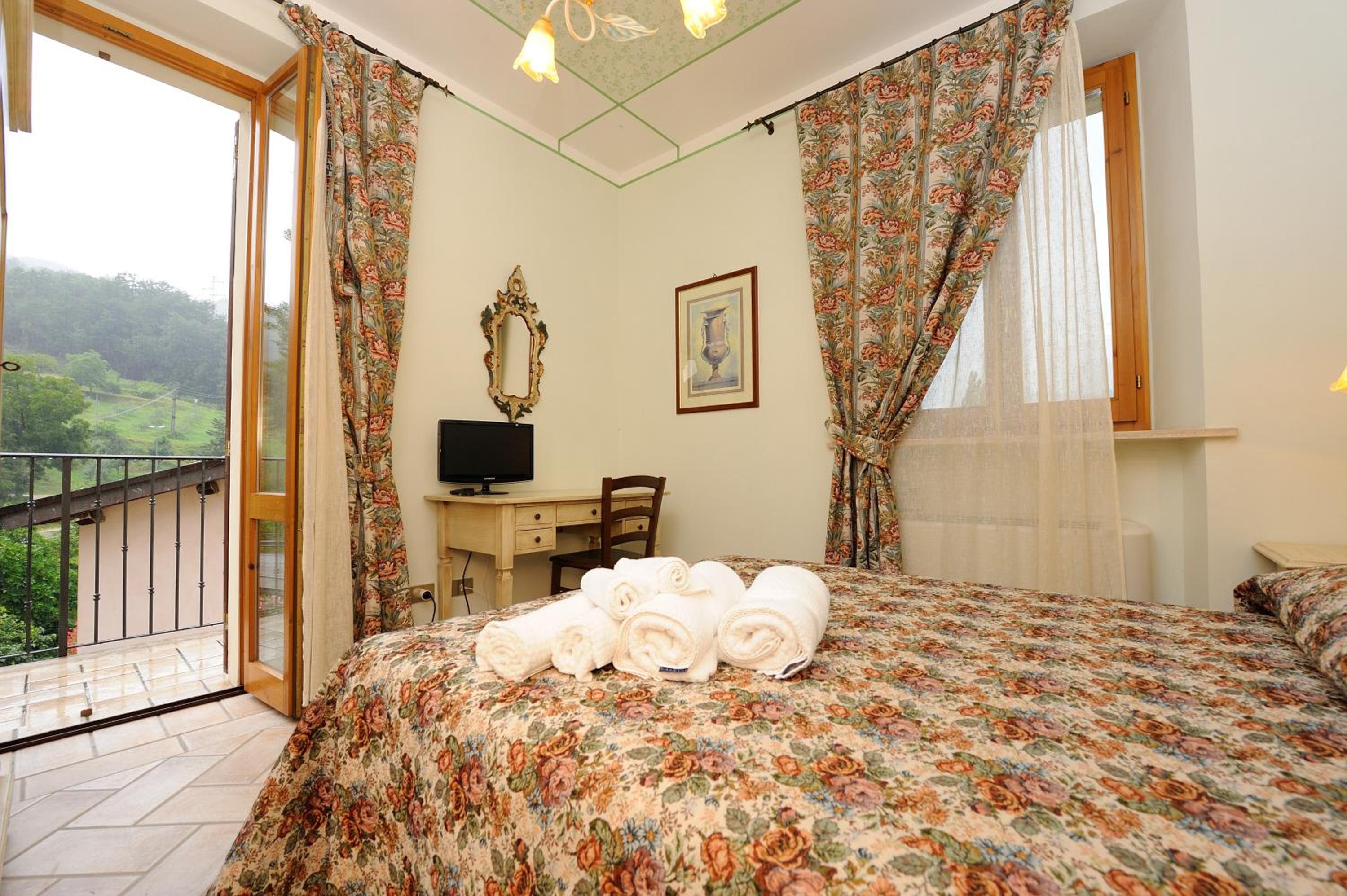 Quadruple Room with Private Bathroom photo 3