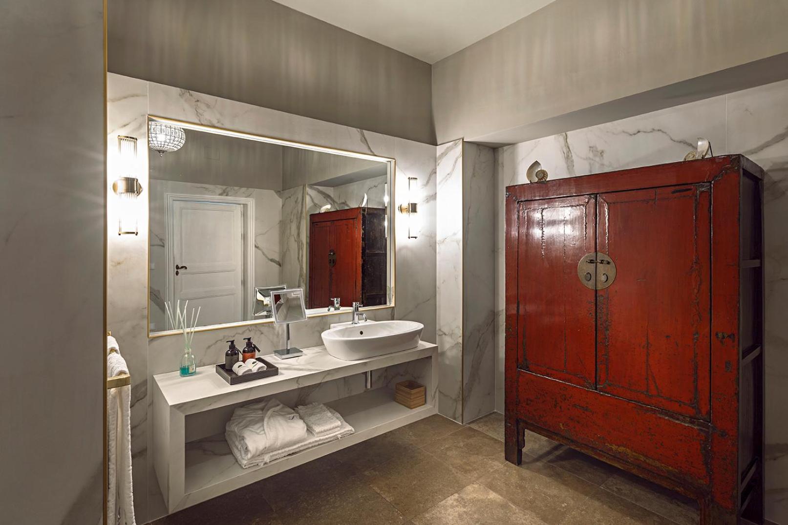 Deluxe Junior Suite photo 3