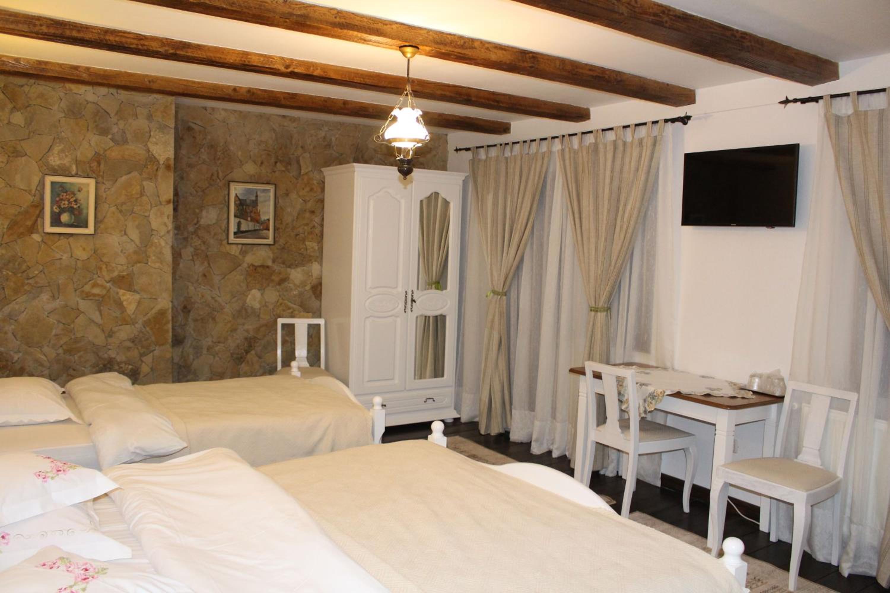 Standard Triple Room - Photo 2