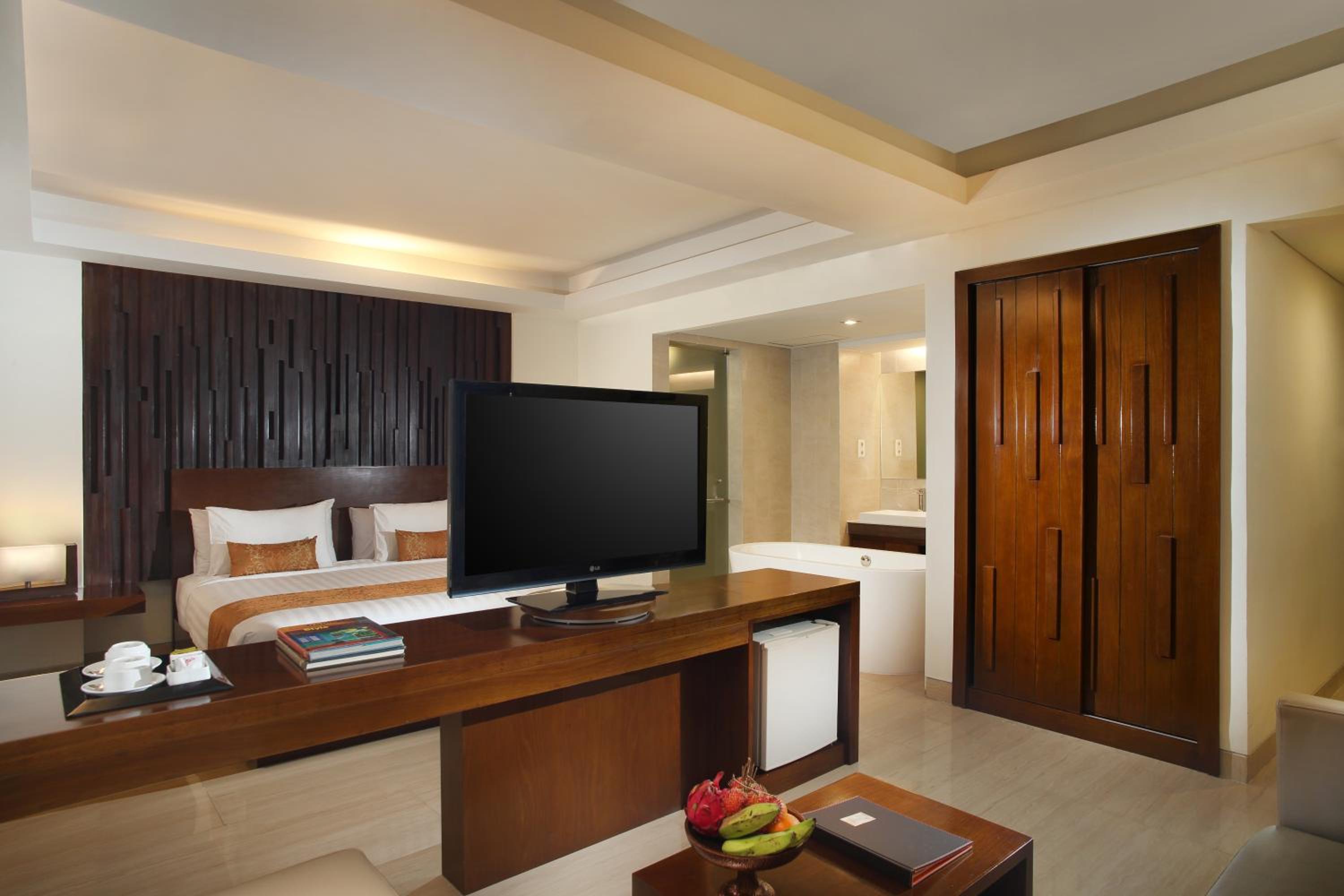 Honeymoon King Suite - Photo 3