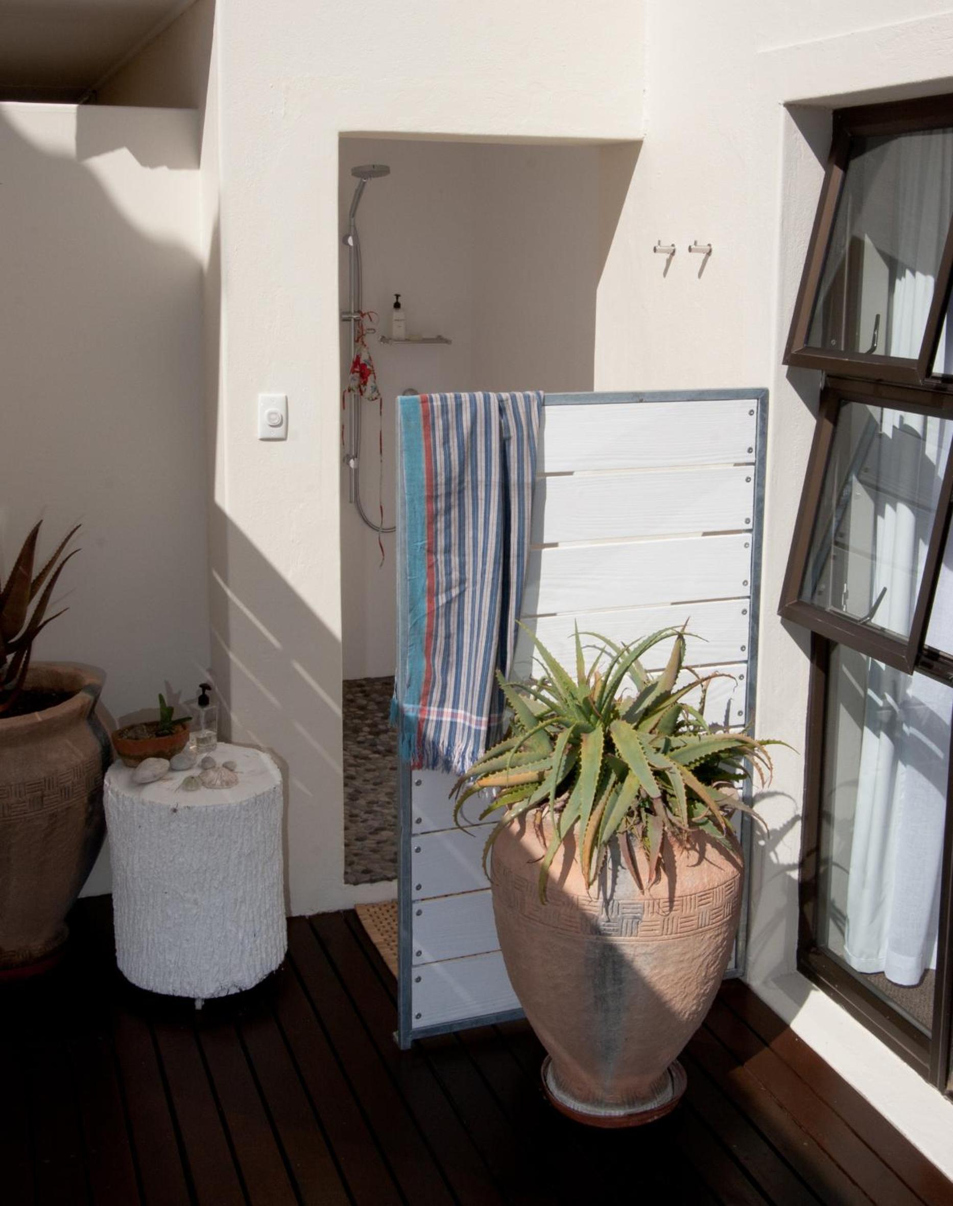 King or Twin Room with Outside Shower photo 3