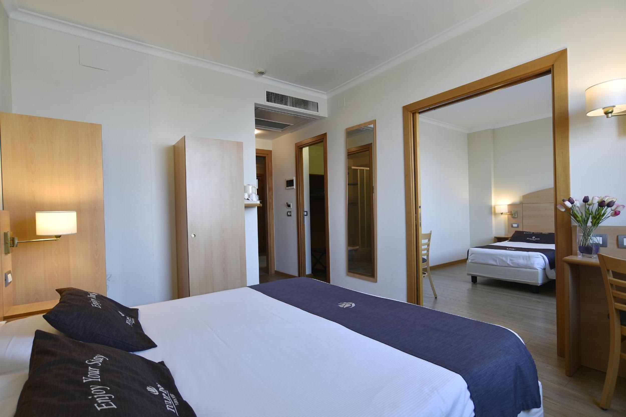 Quadruple Room With 4 Single Beds photo 1
