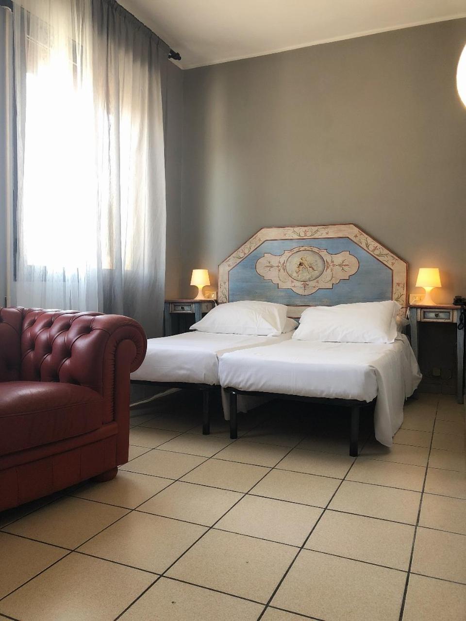 Double or Twin Room - Photo 8