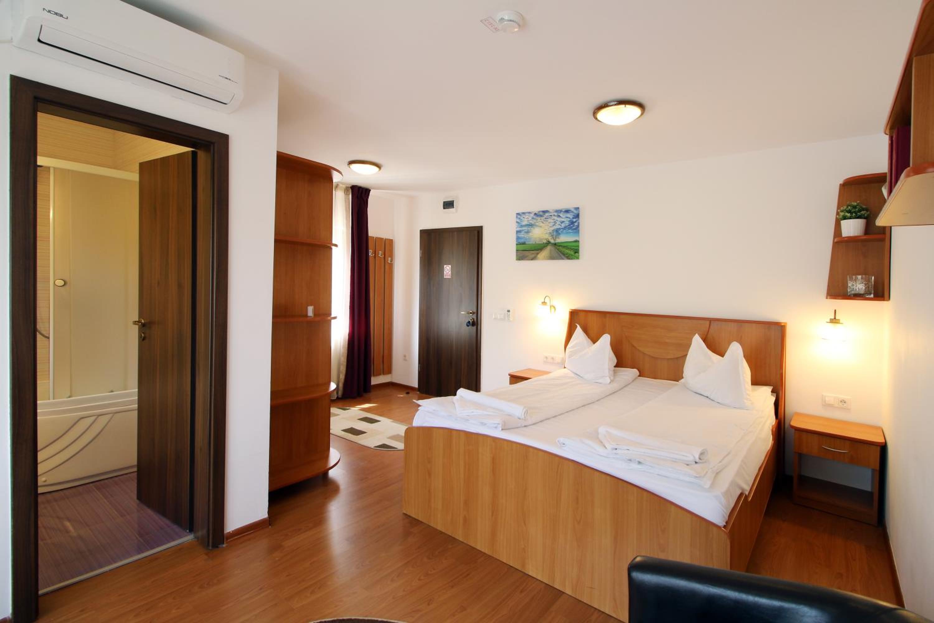 Large Double or Twin Room - Photo 5