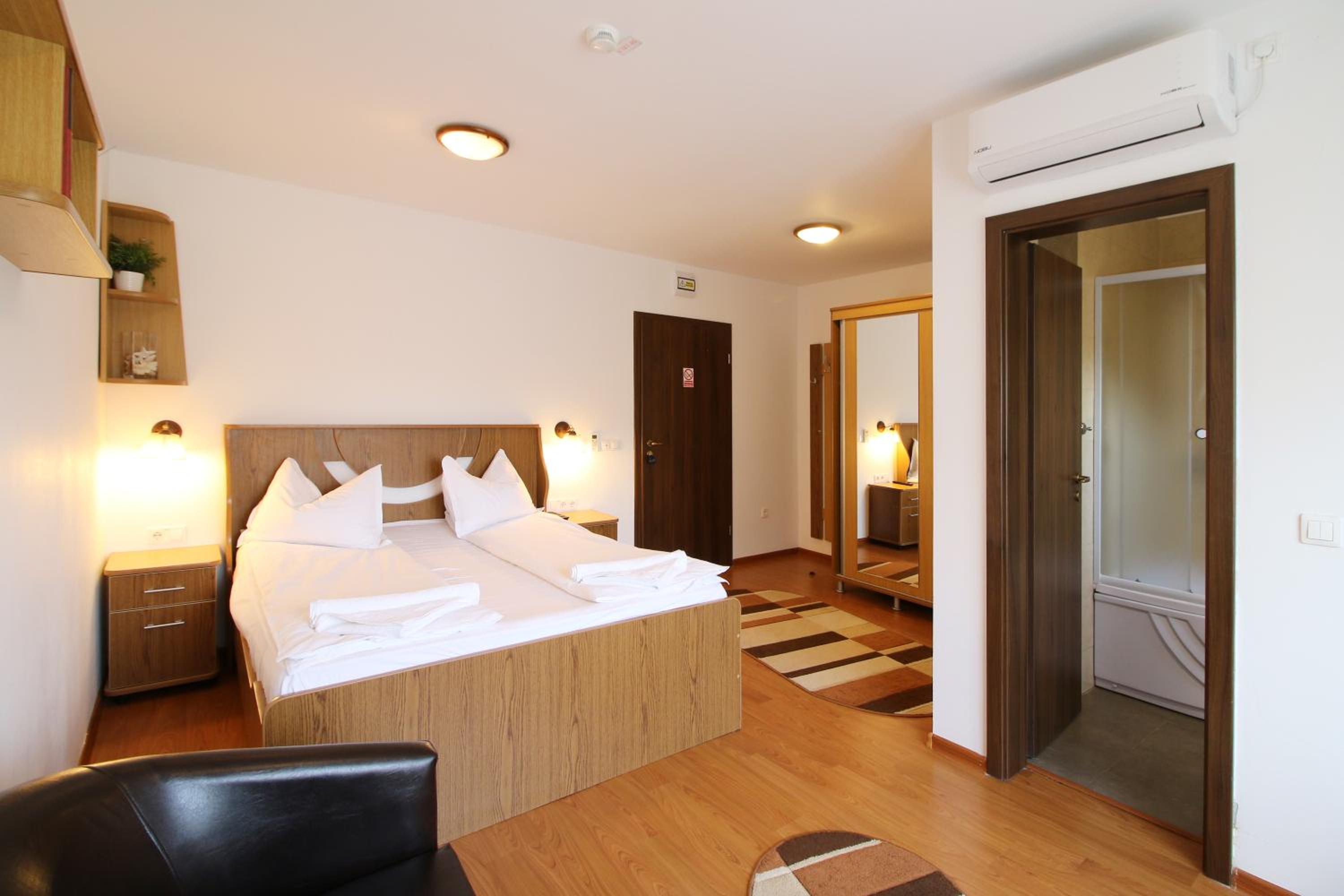 Large Double or Twin Room - Photo 4