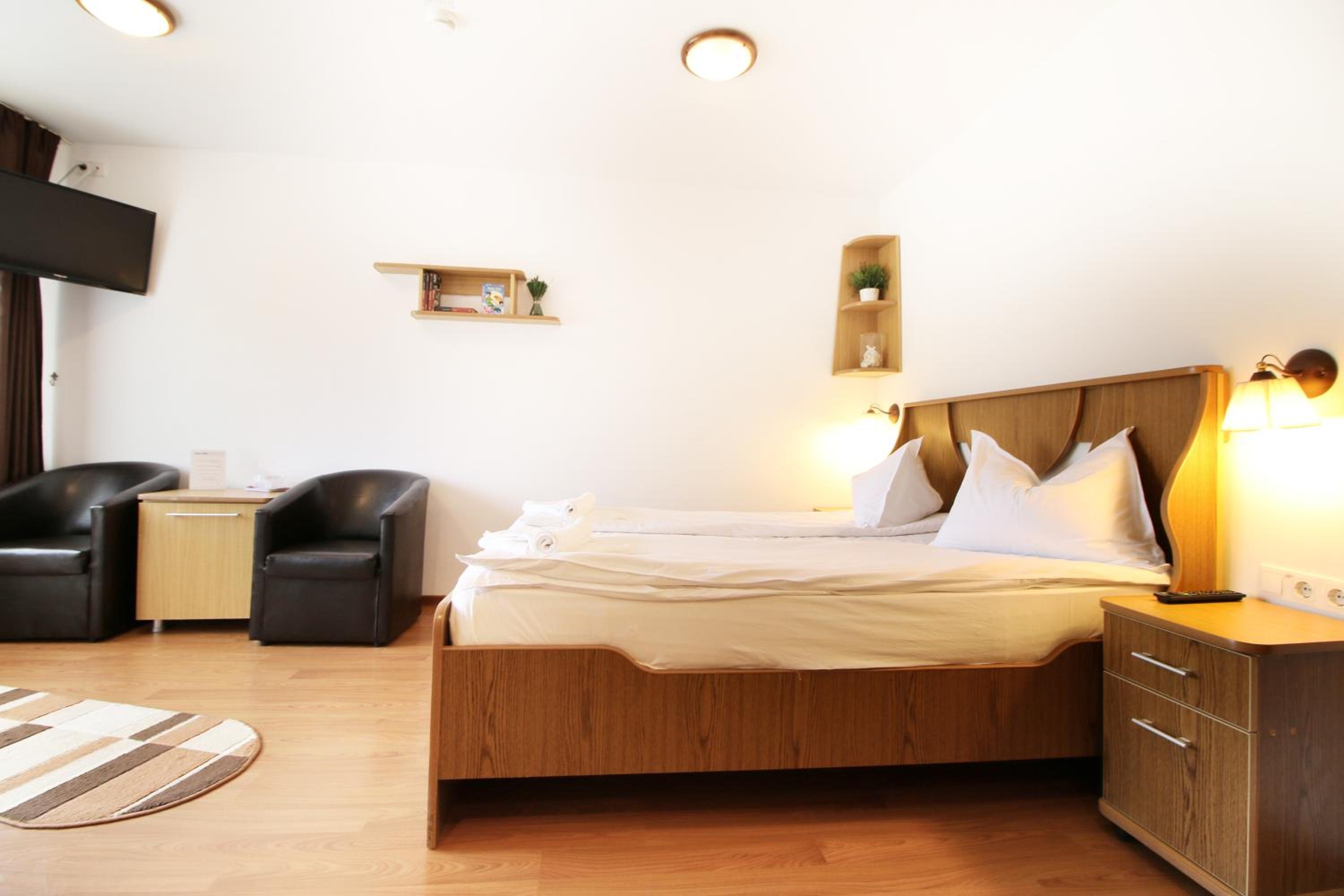 Large Double or Twin Room - Photo 3