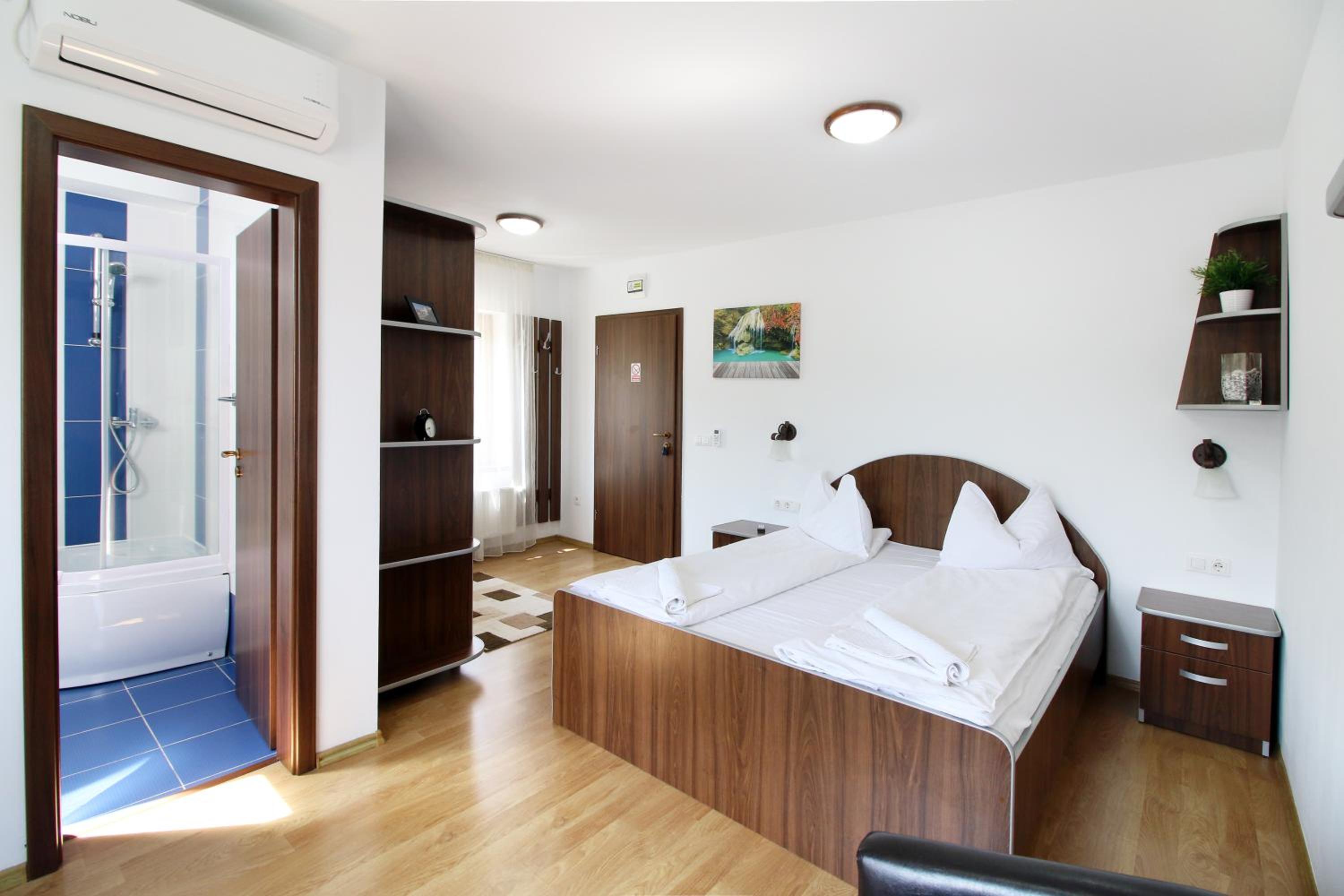 Large Double or Twin Room - Photo 1