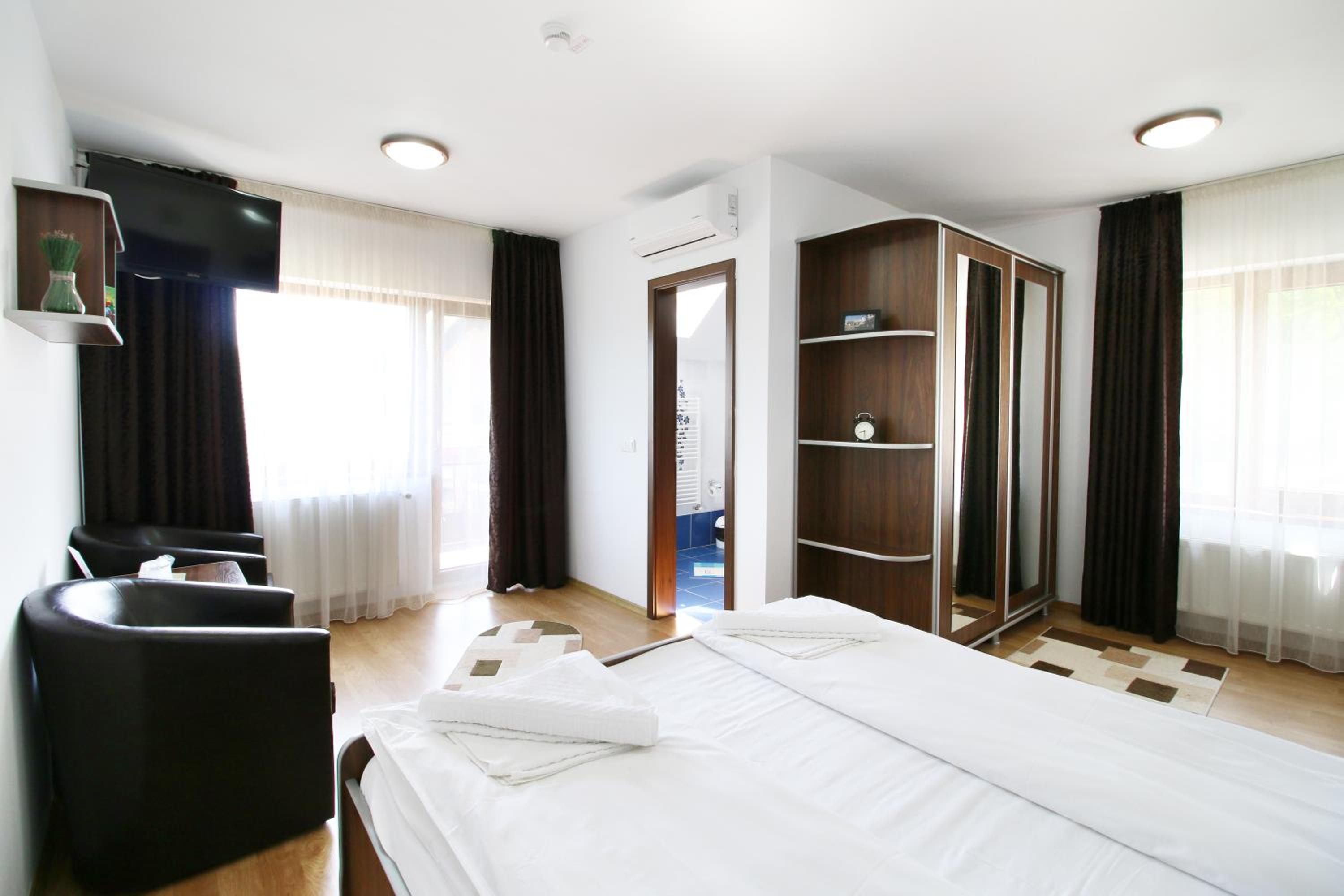 Large Double or Twin Room - Photo 2