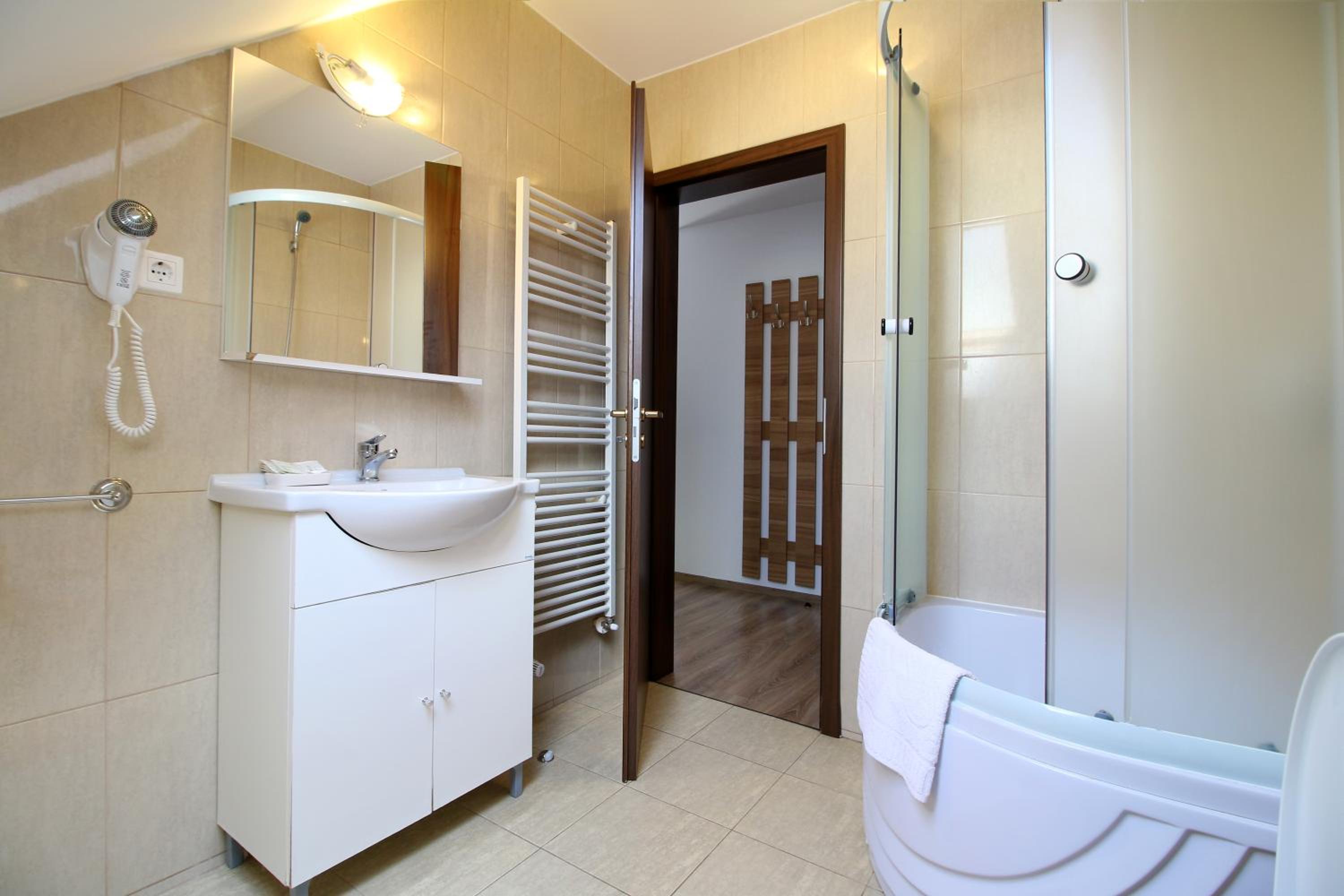 One-Bedroom Suite - Photo 6