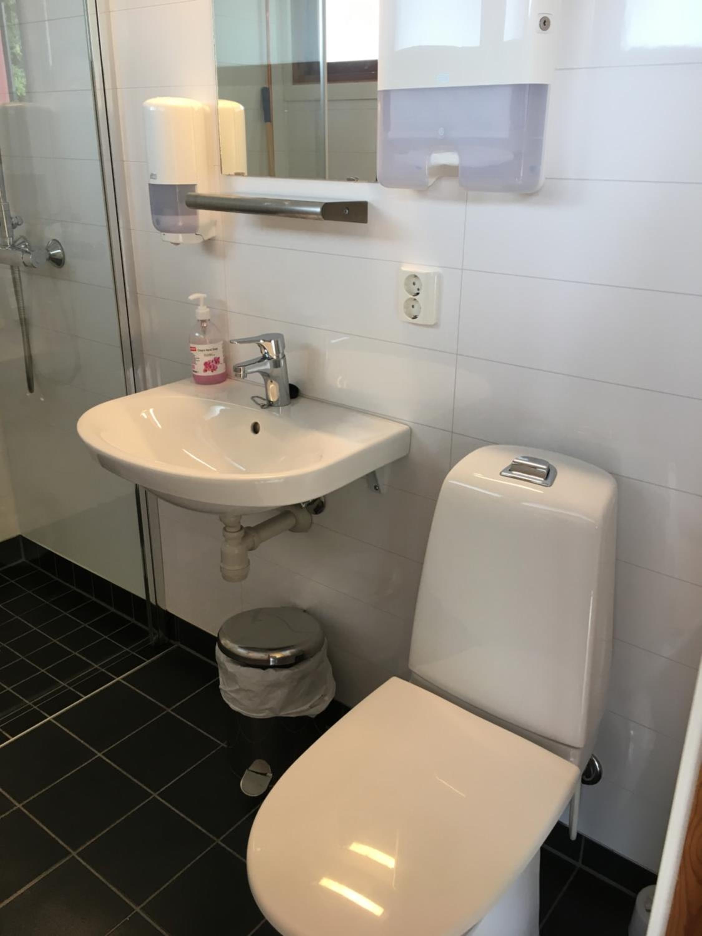 Single Room with Shared Bathroom and Free Parking photo 2