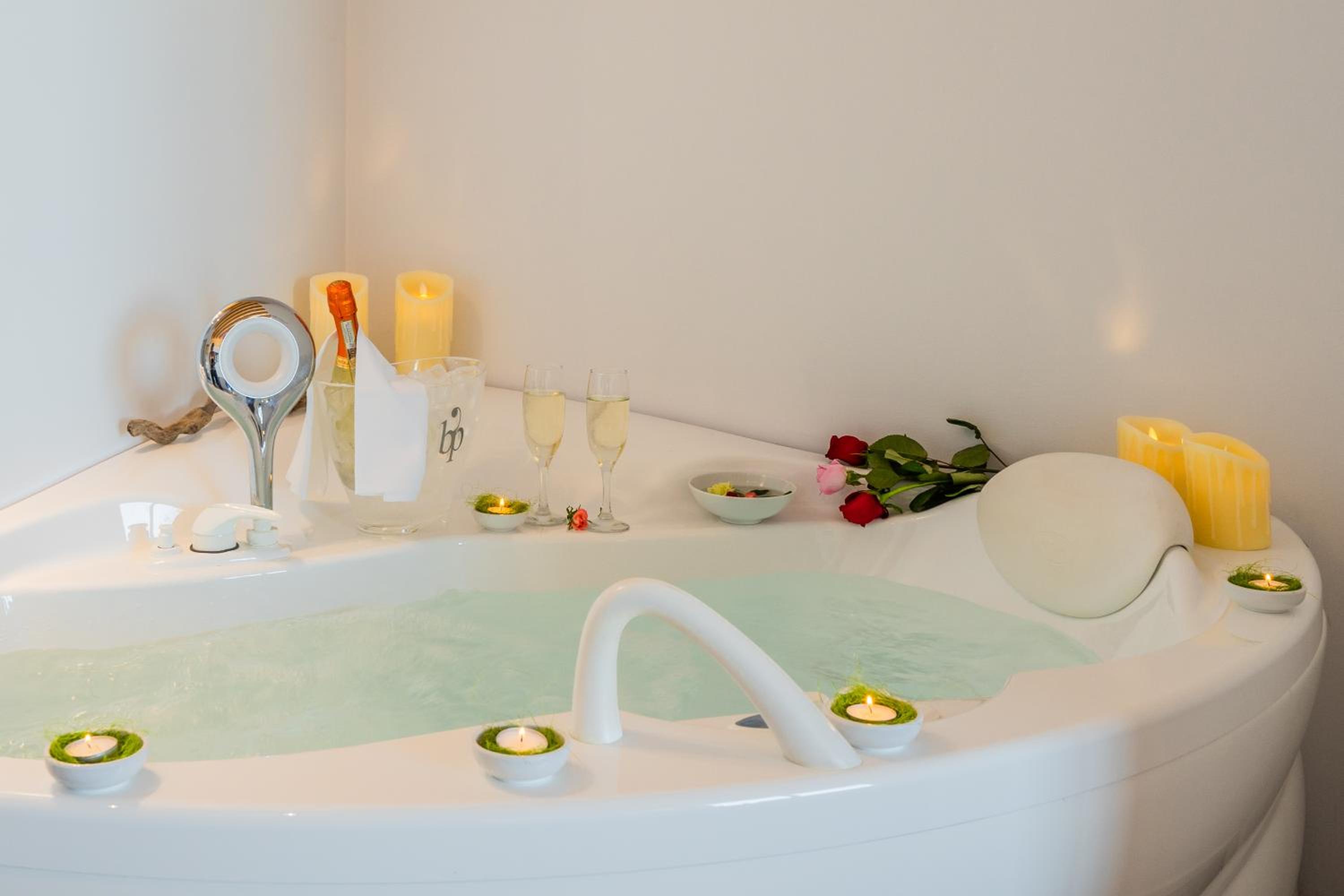 Deluxe Suite with Spa Bath photo 3