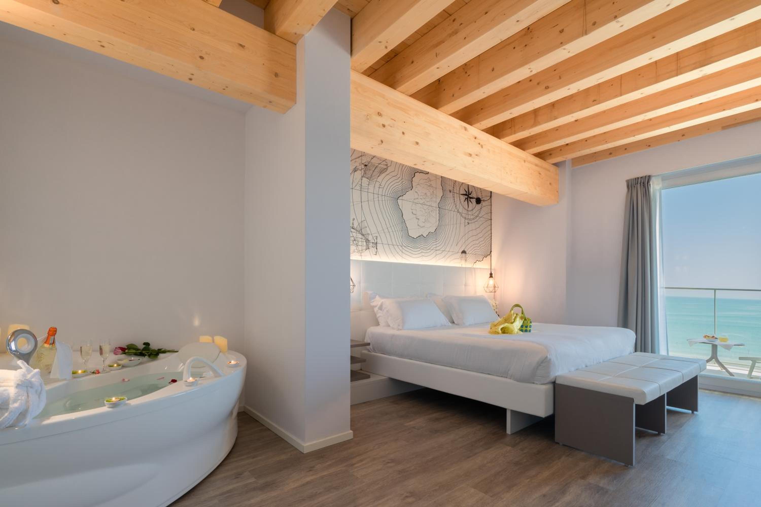 Deluxe Suite with Spa Bath photo 2