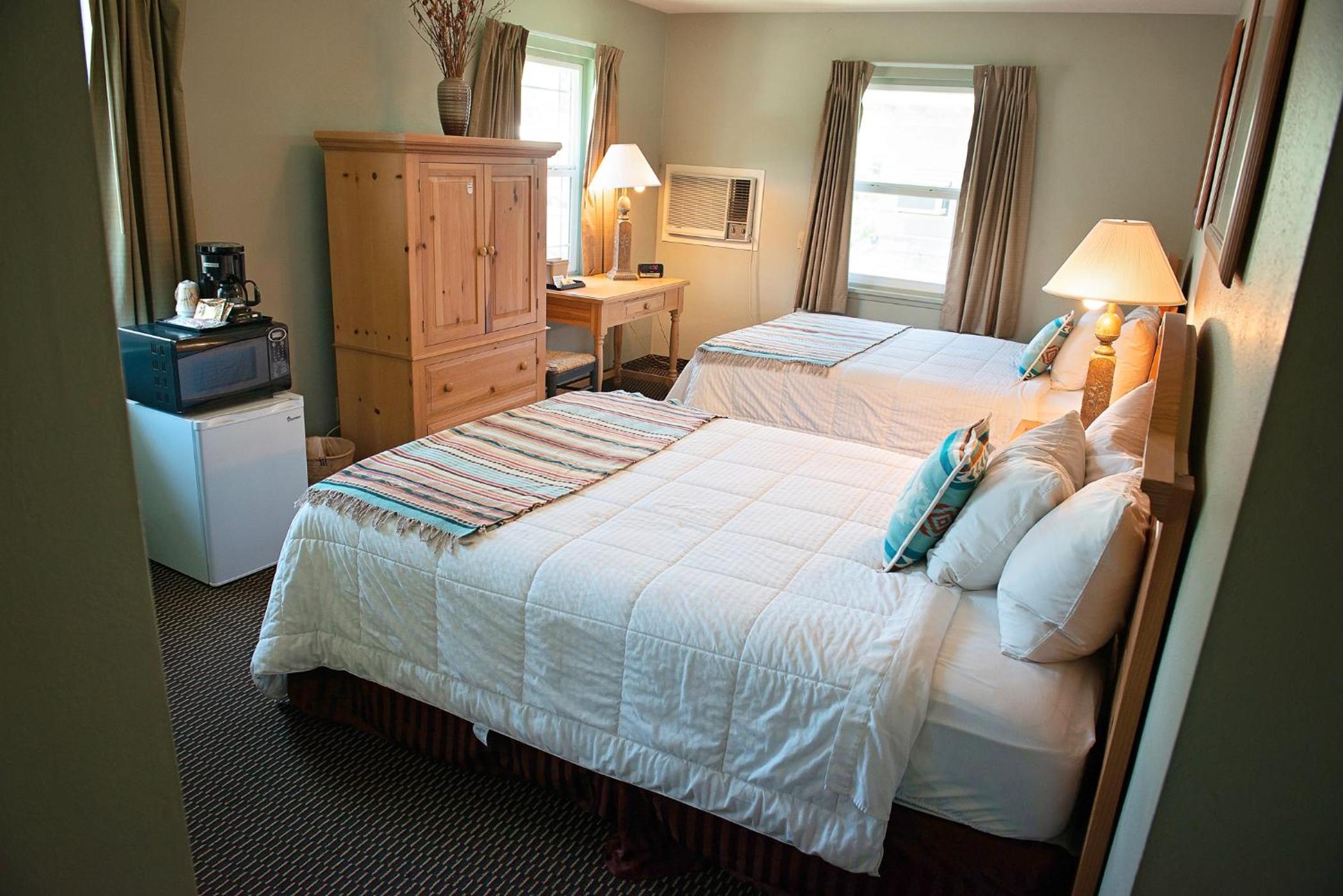 Queen Room with Two Queen Beds photo 2
