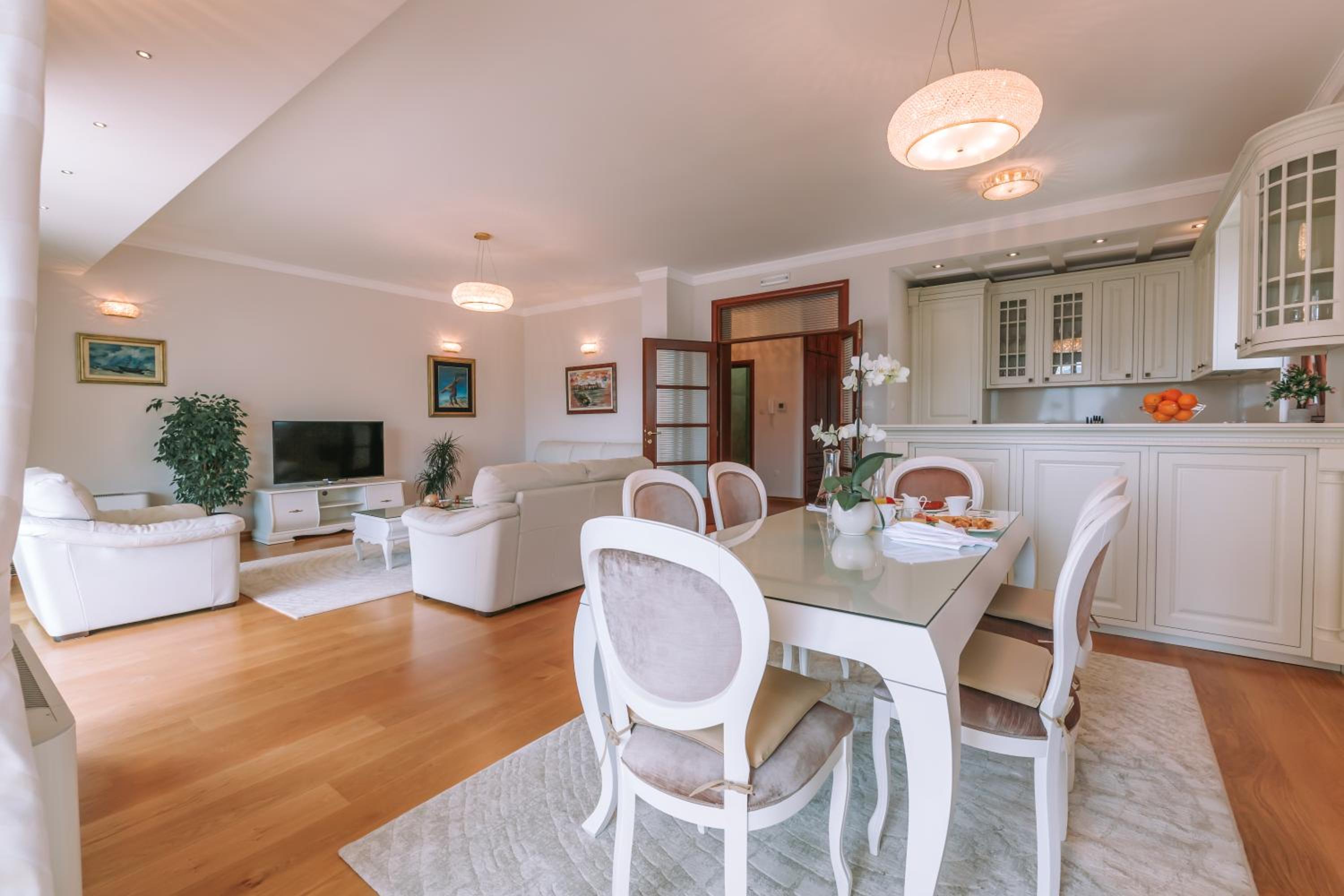 Deluxe Two-Bedroom Apartment with Sea View photo 1