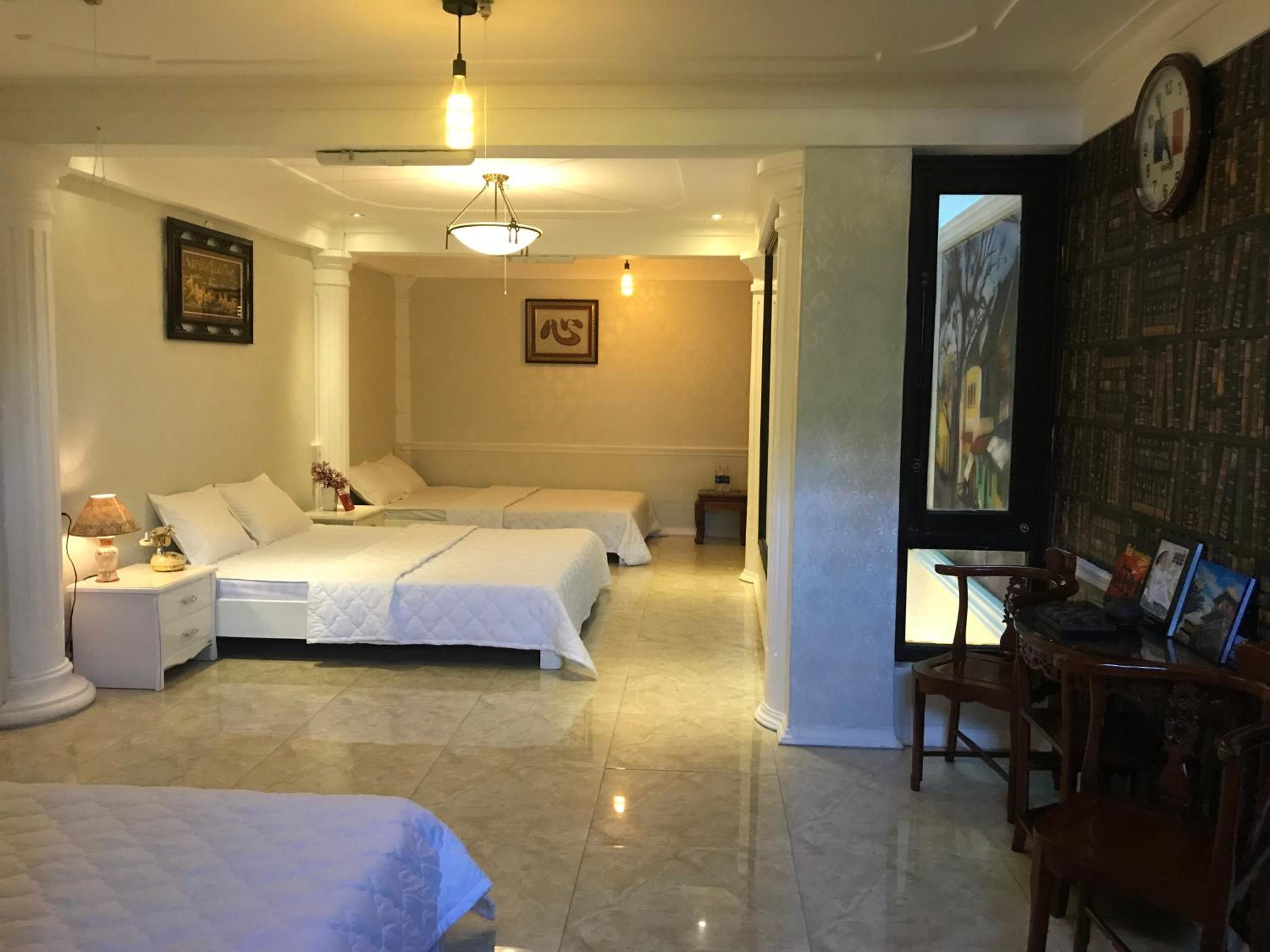 Superior Family Room photo 3