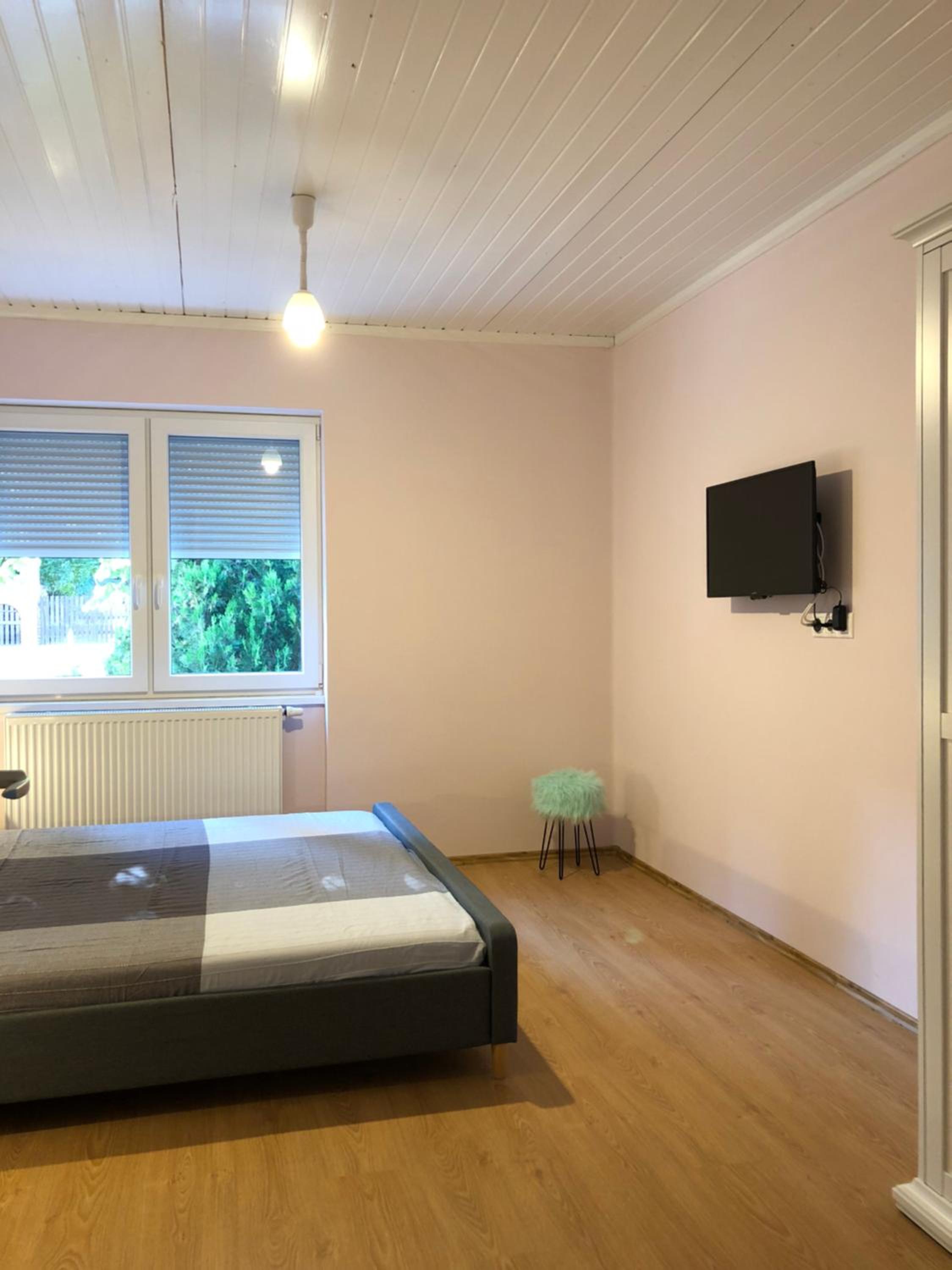 One-Bedroom Apartment - Photo 8