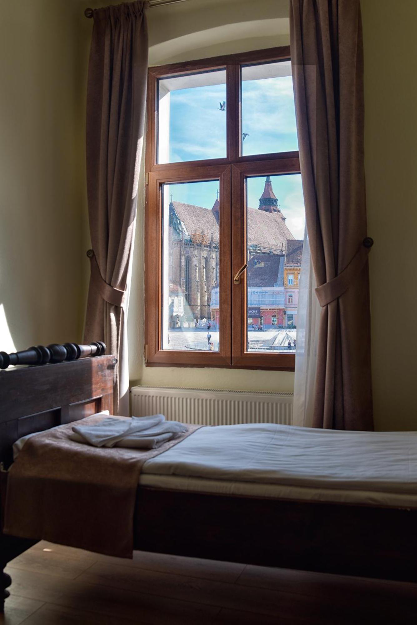 Deluxe Twin Room with Central Square View  photo 2