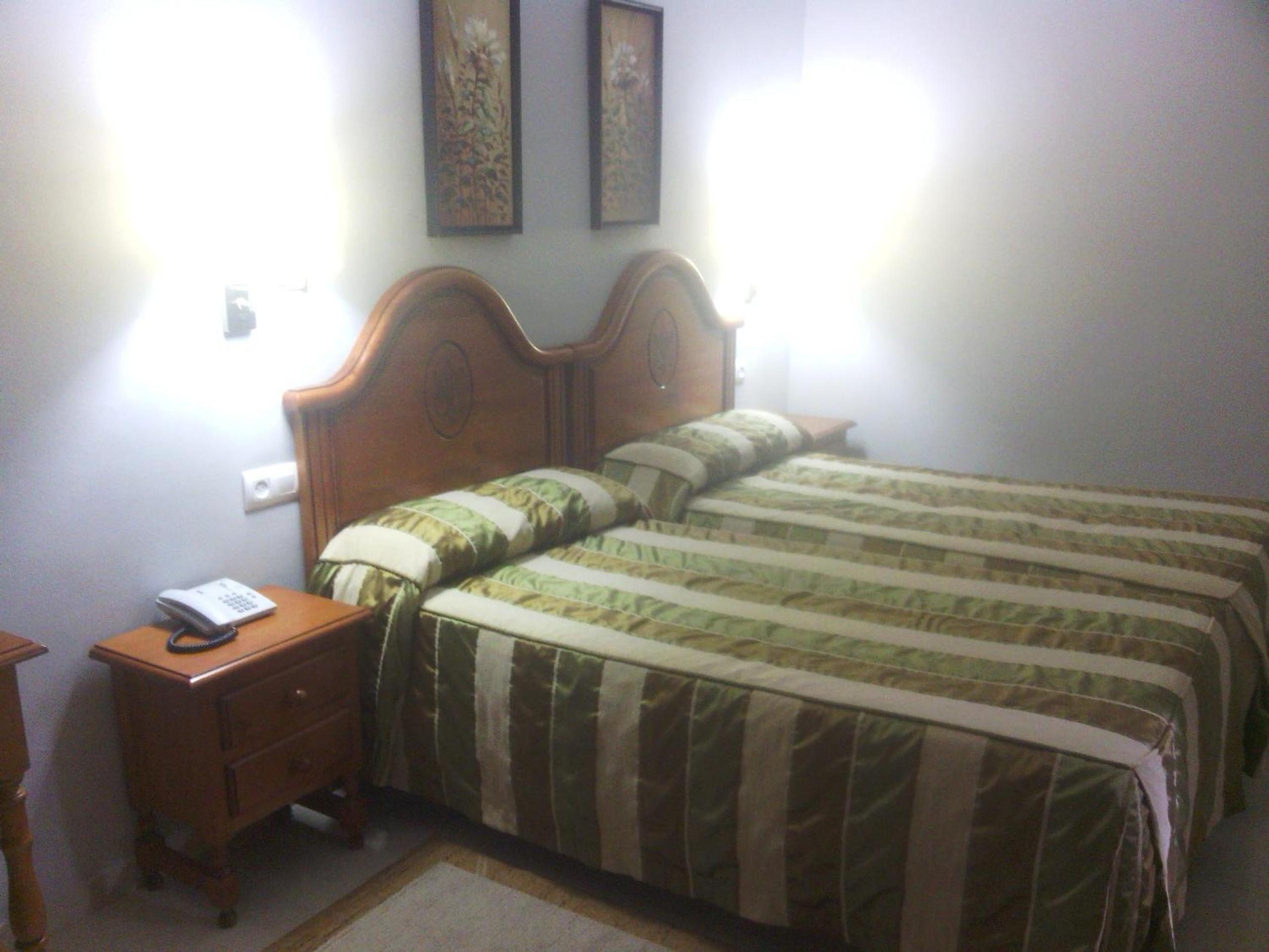Twin Room - Photo 12