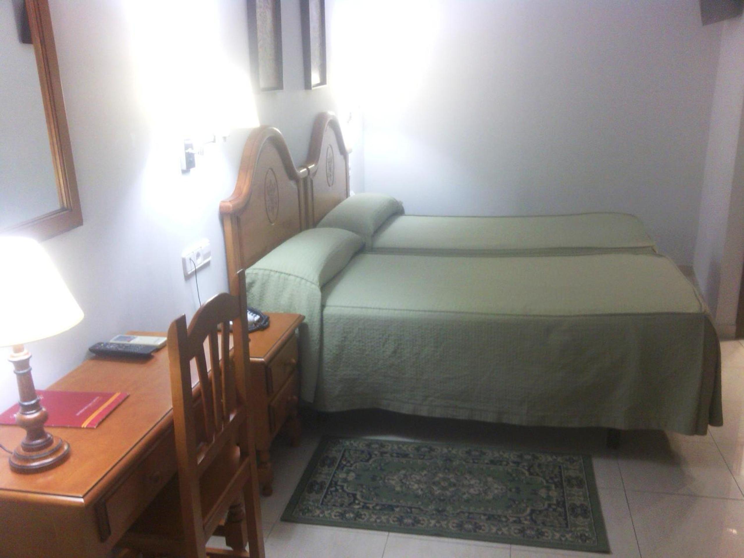 Twin Room - Photo 11