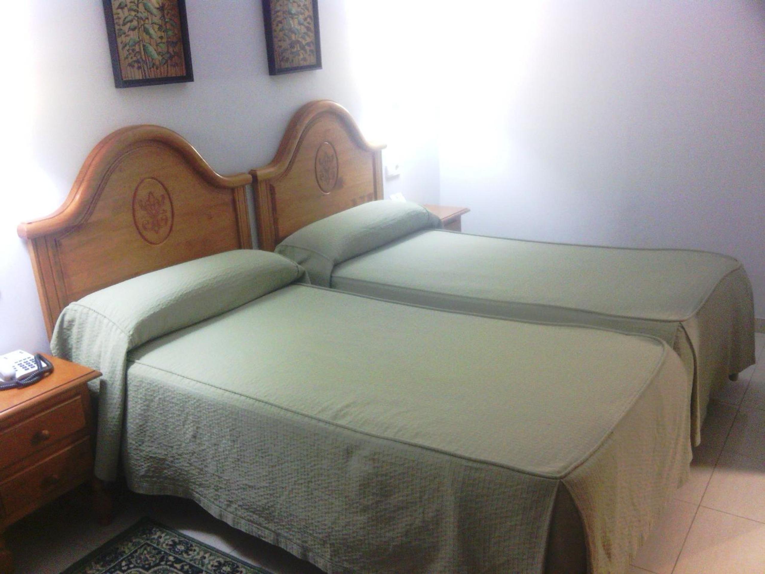 Twin Room - Photo 10