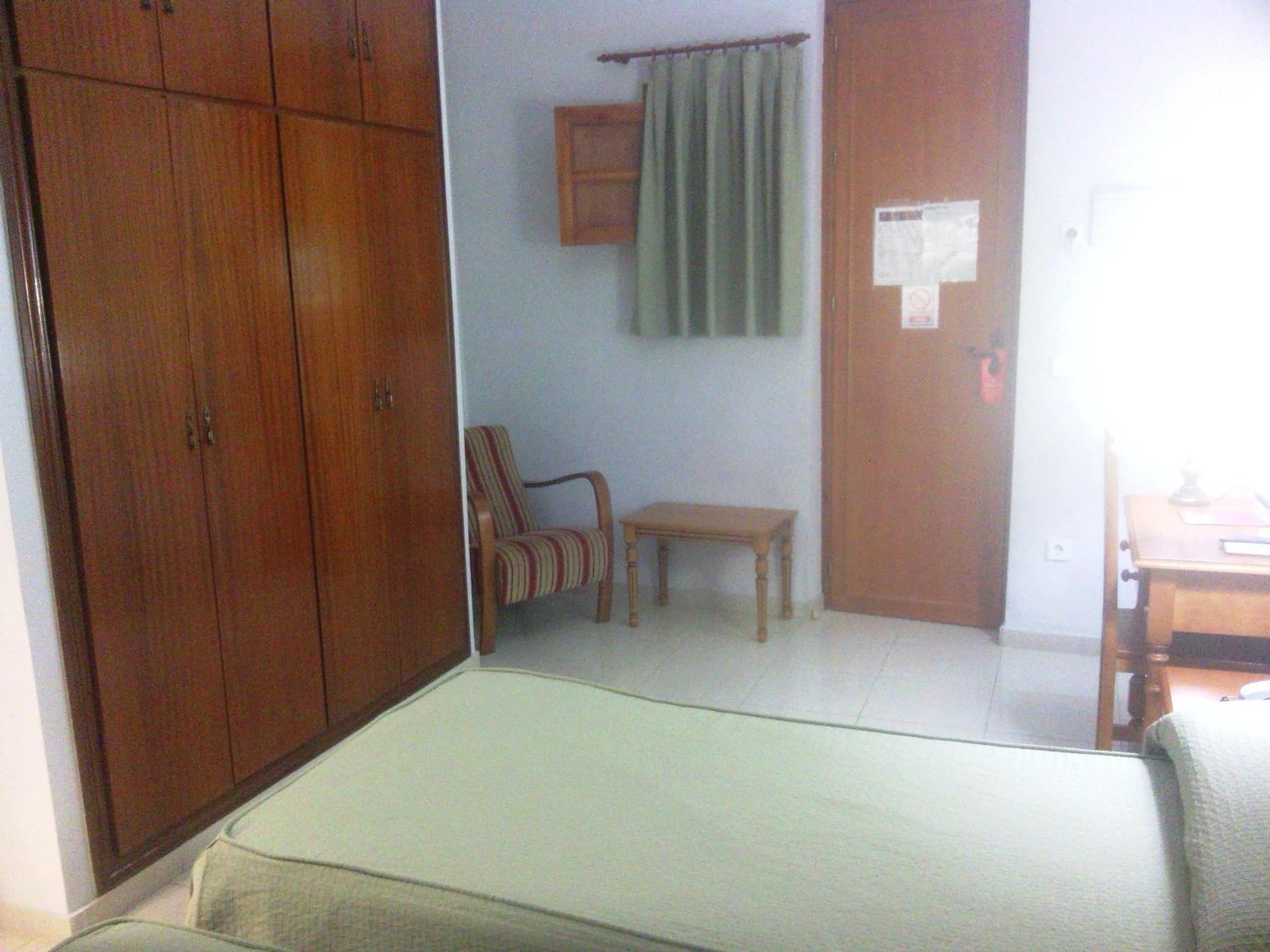 Twin Room - Photo 13