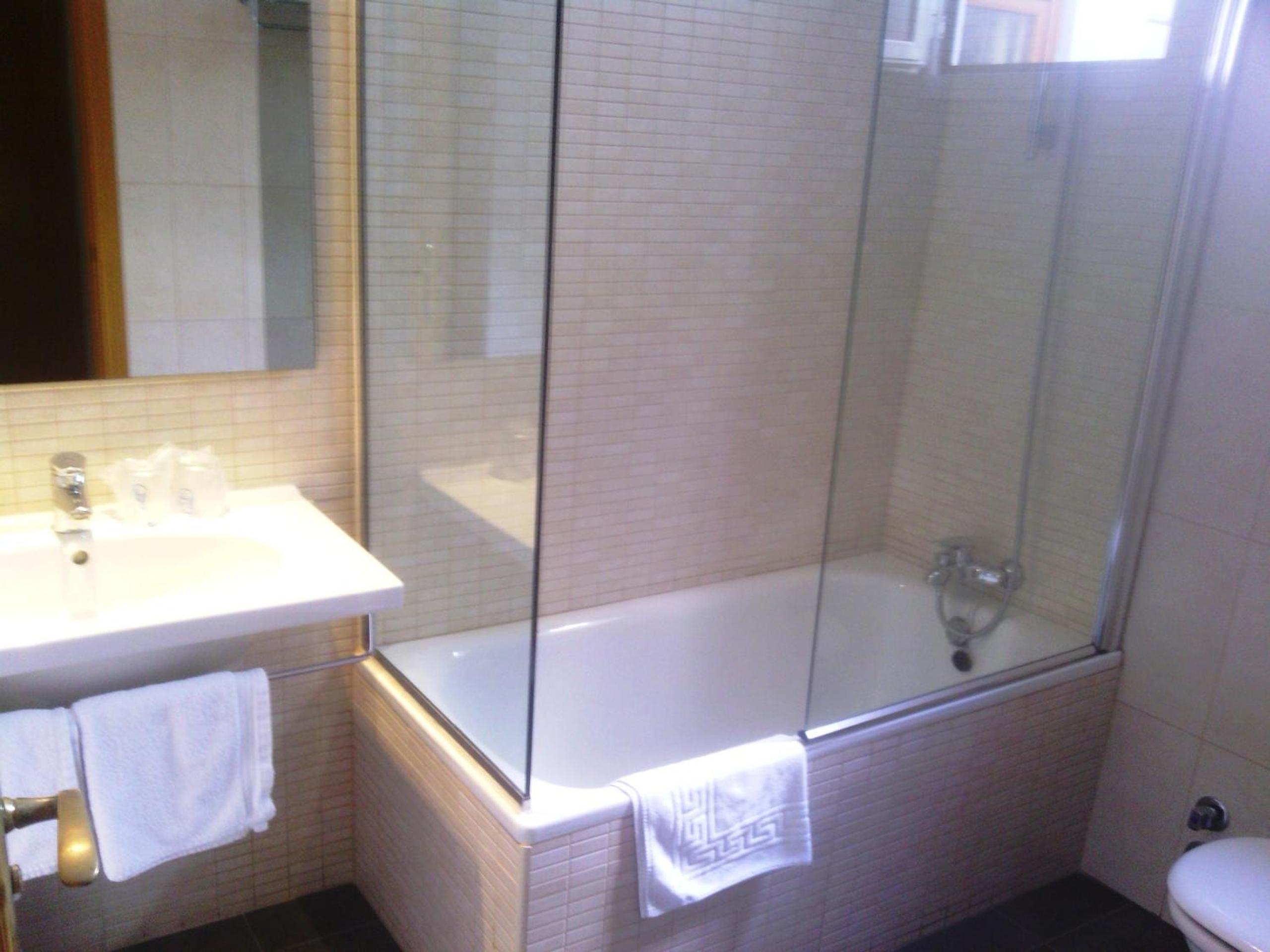 Twin Room - Photo 9