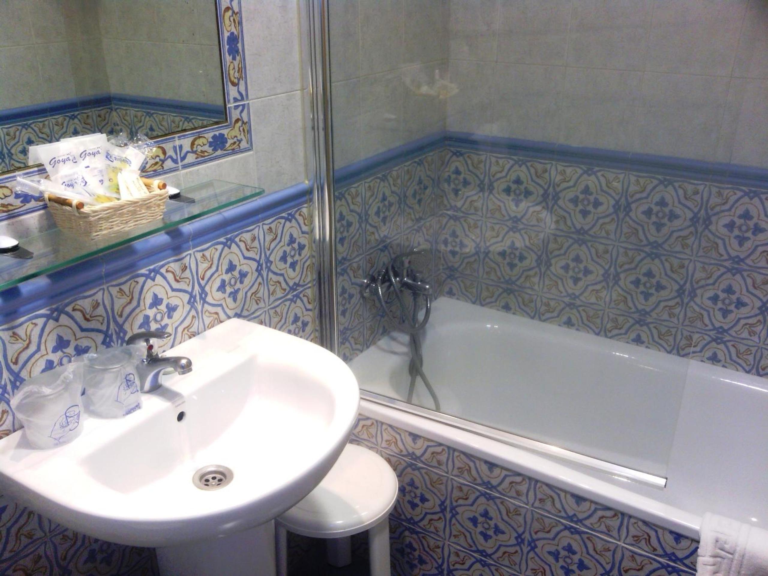 Twin Room - Photo 7