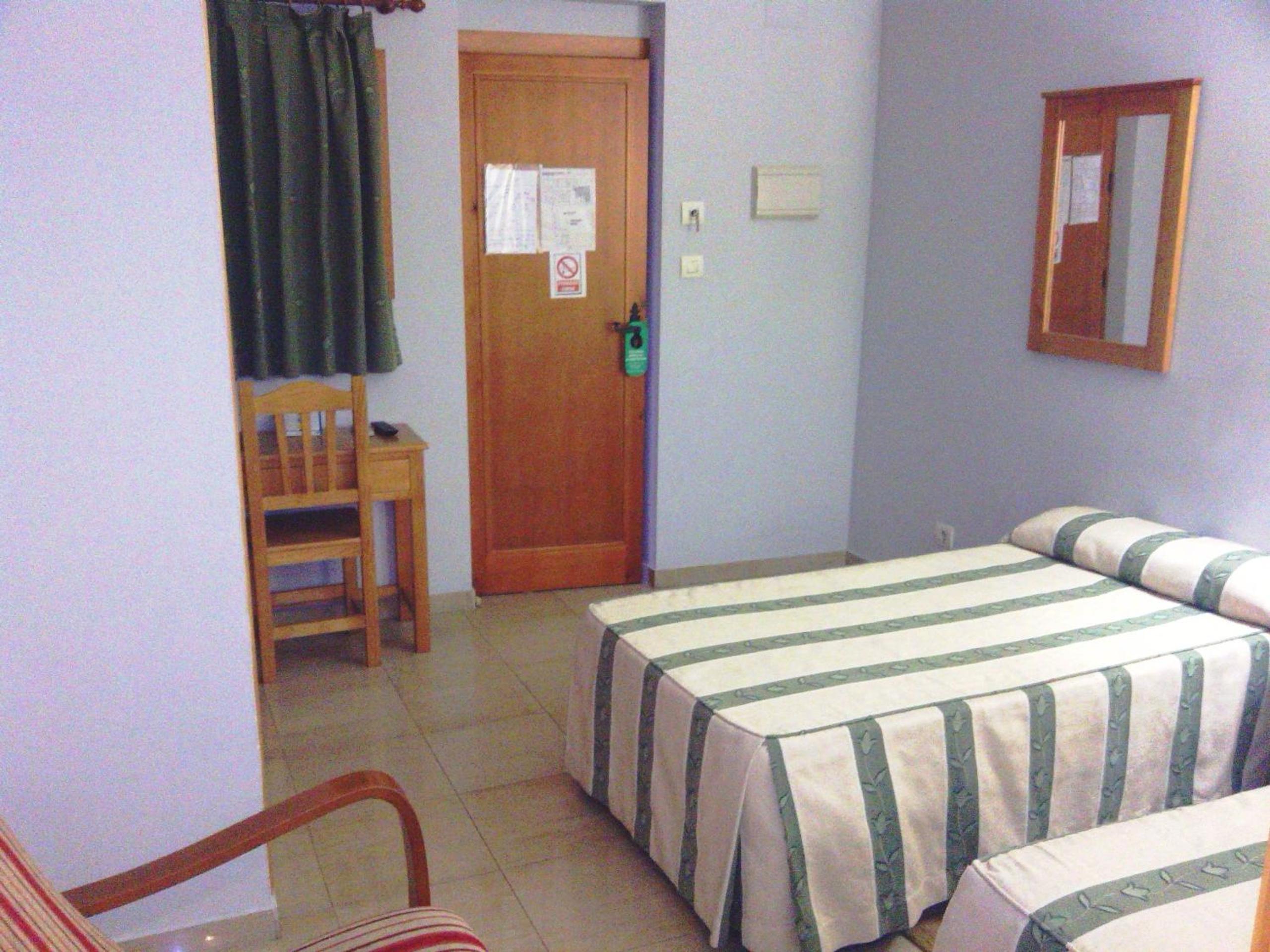Twin Room - Photo 6