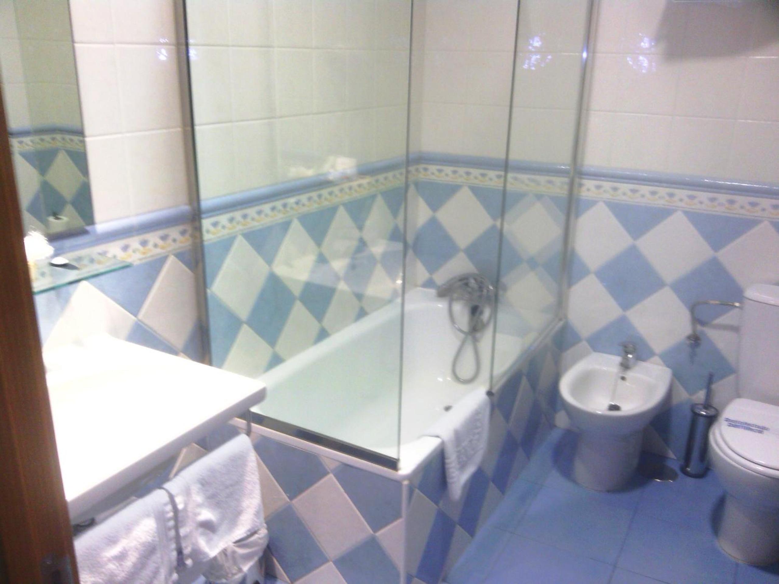 Twin Room - Photo 15