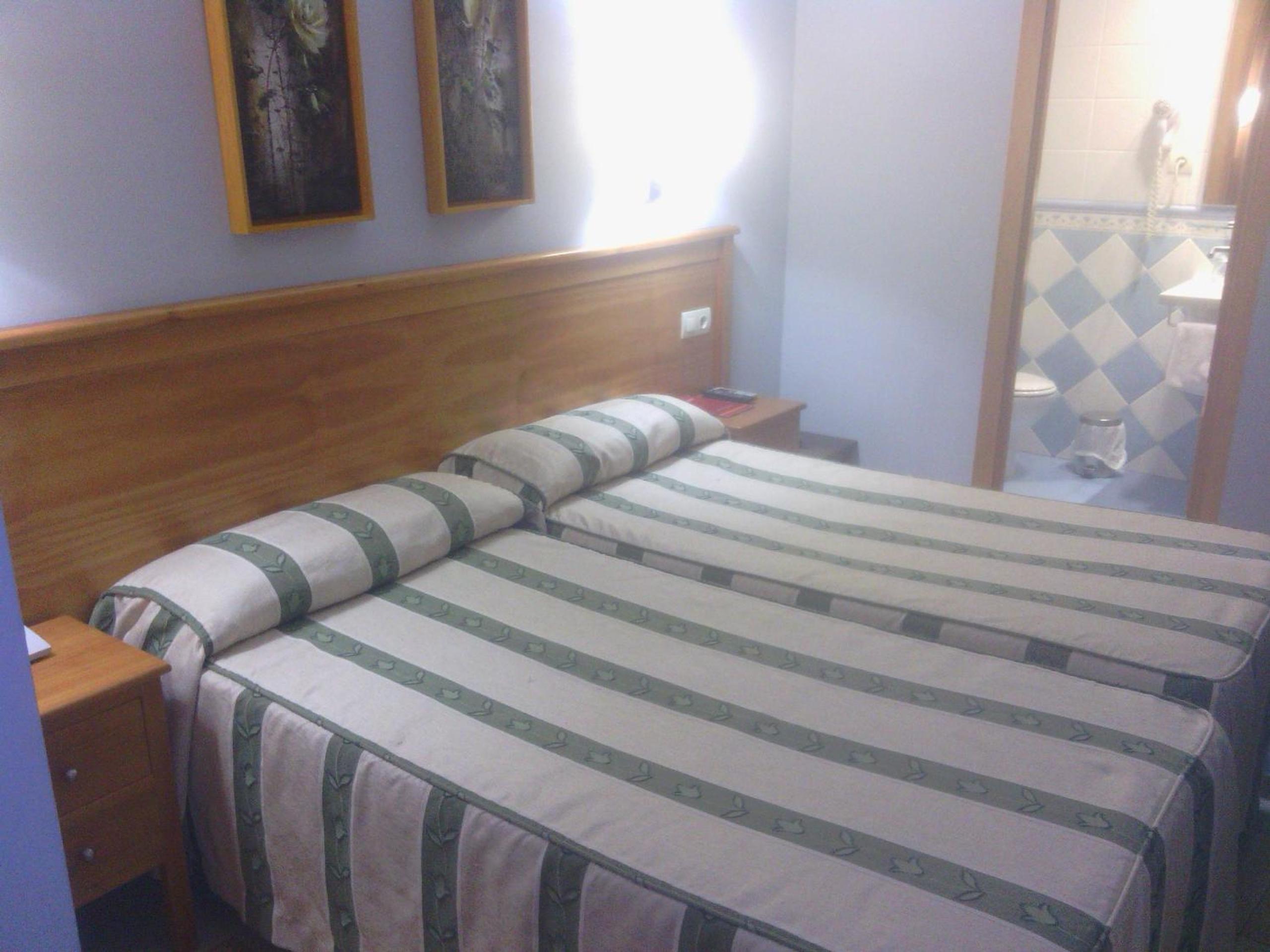 Twin Room - Photo 18