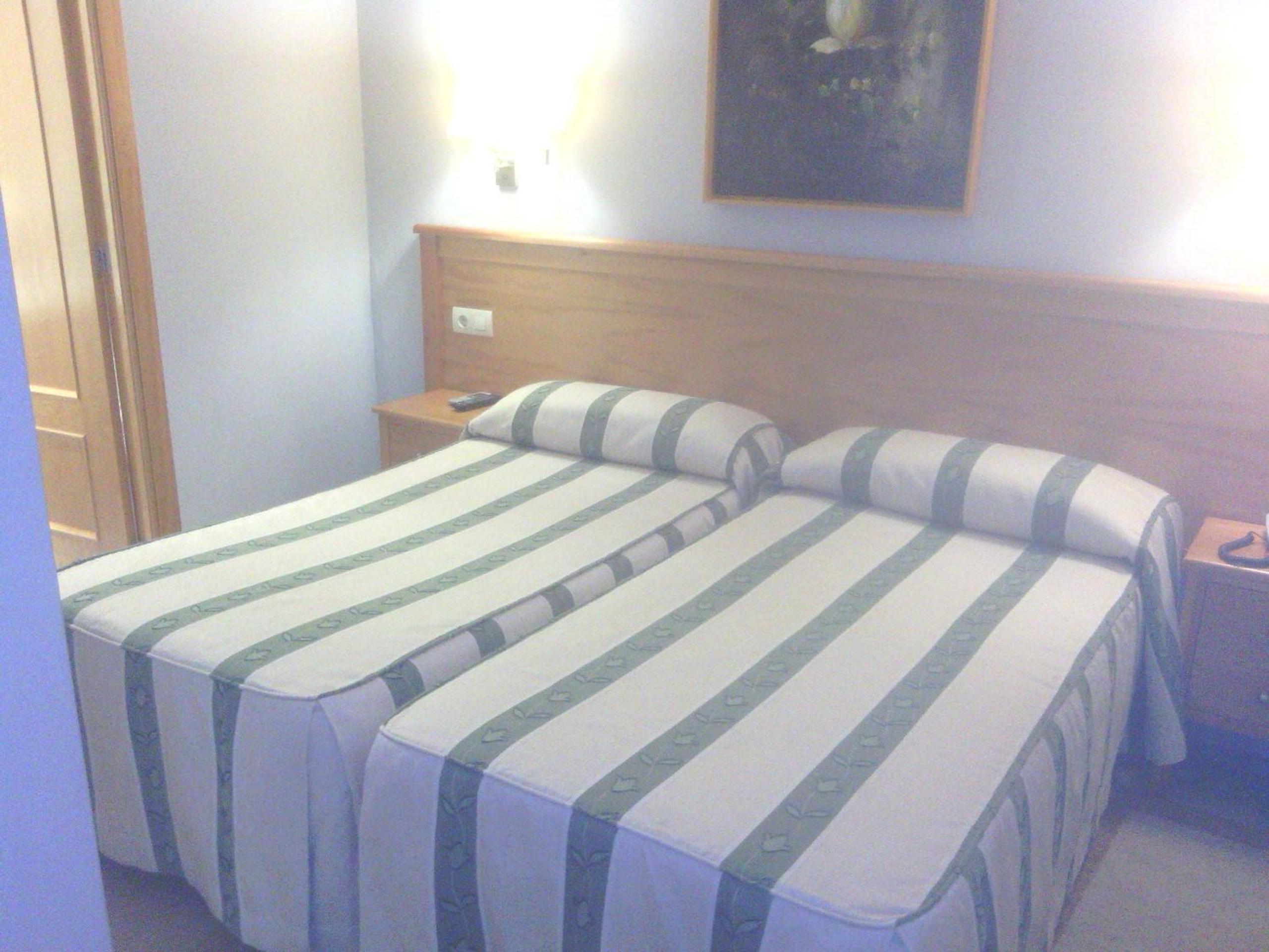 Twin Room - Photo 4