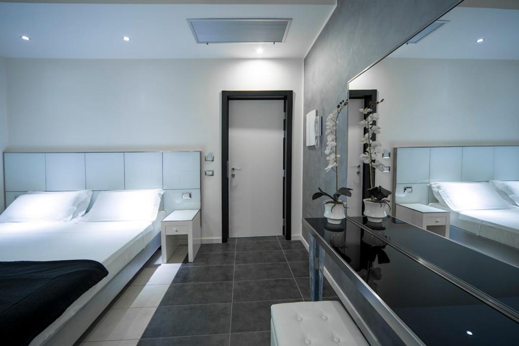 Junior Suite with Balcony (2 Adults) - Photo 19