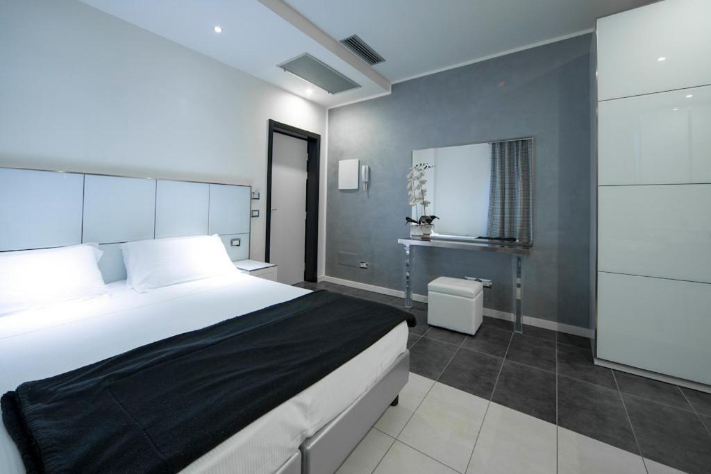 Junior Suite with Balcony (2 Adults) - Photo 15