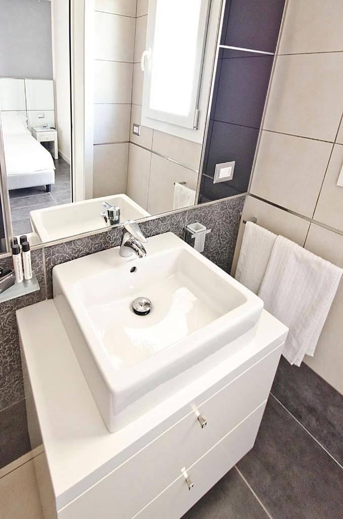 Junior Suite with Balcony (2 Adults) - Photo 2